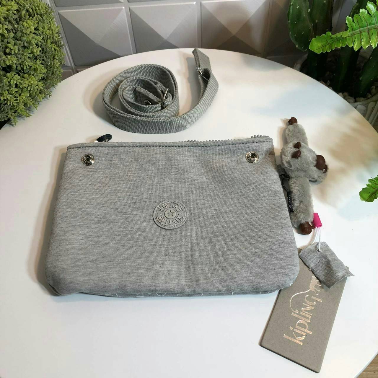 Kipling MAY Small 2-in-1 Pouch and Crossbody กระเป๋าสะพายหรือคาดเอว ขนาดมินิรุ่น Limited ทรงน่ารัก น้ำหนักเบา ใช้ได้ทั้งสองด้าน ด้านหน้ามีสกรีน mickey mouse ด้านหลังประดับโลโก้ มาพร้อมพวงกุญแจแบรนด์ เปิดปิดด้วยซิปสะดวกใช้ หัวซิปแบรนด์ มีหนึ่งช่องซิป และสา