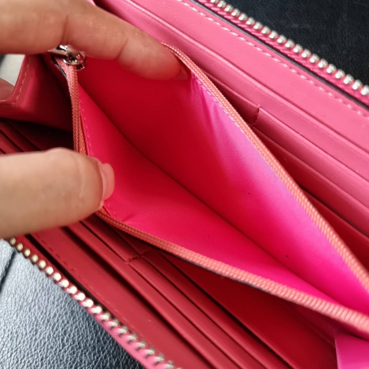 COACH F54630 ACCORDION ZIP WALLET IN SIGNATURE COATED CANVAS WITH LEATHER STRIPE กระเป๋าสตางค์ใบยาวรุ่นคลาสสิค คัดสีขายดีมาให้กันเลยจ้า ♥️ วัสดุหนังแคนวาสเคลือบลาย เปิด-ปิดด้วยซิปรอบ รูดใช้งานง่าย ใส่บัตรได้ มีช่องซิปใส่เหรียญ ใส่มือถือได้ พกใบนี้ใ