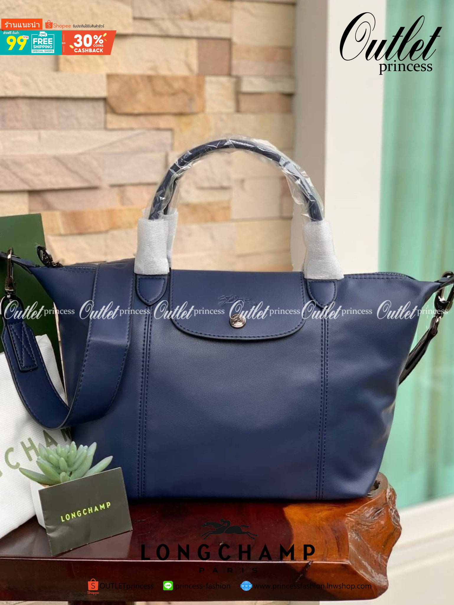 Longchamp LE PLIAGE CUIR TOP HANDLE BAG S เรียกว่าเป็นกระเป๋าอีกหนึ่งรุ่นที่ไม่ว่ายังไงก็ฮอตฮิตและติดเทรนด์ตลอดไม่เคยเปลี่ยนกับ ทรง Le Pliage Cuir หนึ่งในตระกูลกระเป๋าสุดไอคอนิกจากแบรนด์ เมื่อรุ่น Le Pliage Cuir ในรูปแบบของหนังแกะ Metis ได้ถือกำเนิดขึ้นใน