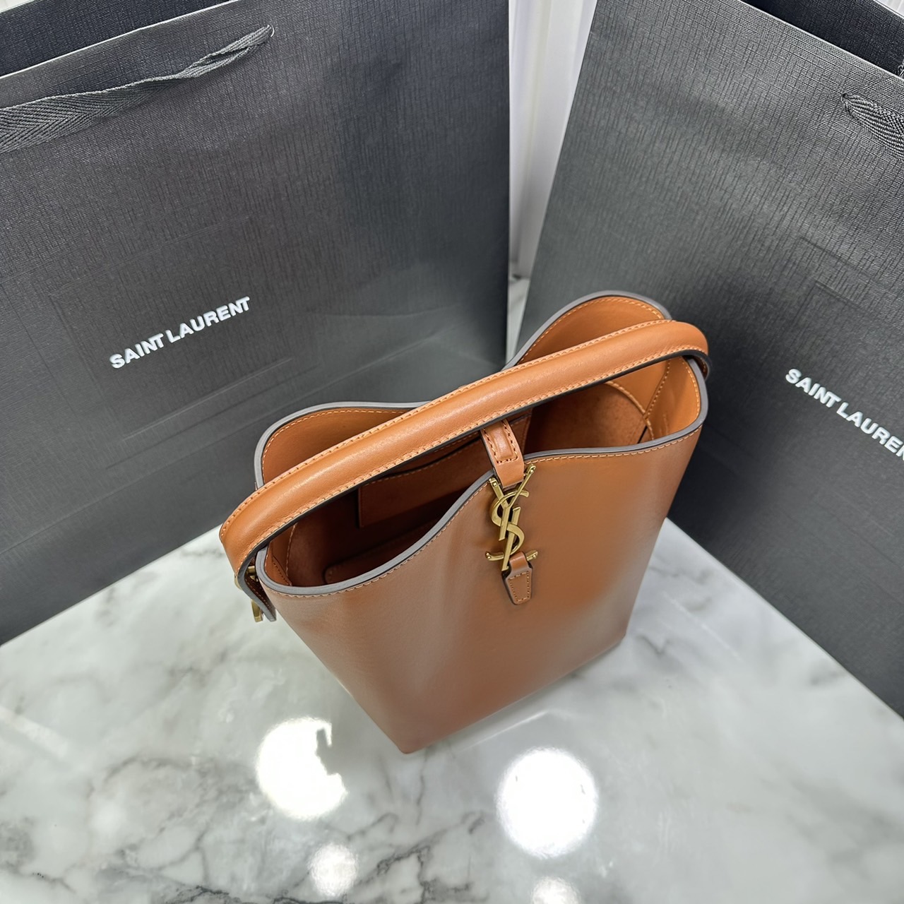 Small 6" YSL Le 37 in shiny leather Hobo Bag / YSL Bucket Bag / YSL Tote Bag กระเป๋าสะพายทรงโฮโบโท้ท งานหนังสวยเต็มใบ อะไหล่ทองสวยคลาสสิก ราคาแสนดีแนะนำของมันต้องมีจริงๆ