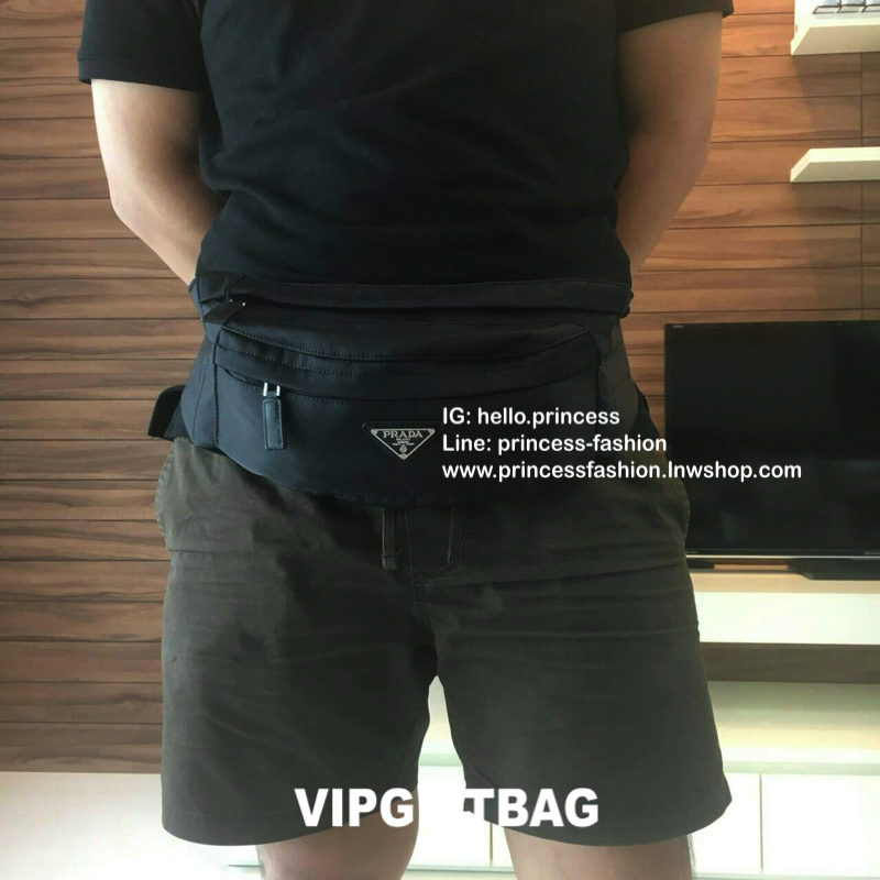 Must Have Now อีกหนึ่งรุ่น Prada เหมาะกับท่านชาย เป็นอย่างยิ่ง กับกระเป๋าคาดอก / คาดเอว ทรงสวย จากงานพรีเมี่ยมกิ้ฟจากแบรนด์ PRADA ทรงฮิต วัสดุผ้า NYLON คุณภาพดี กันน้ำ100% ใส่ของได้หลากหลาย ตัวกระเป๋าอะไหล่สีเงิน ตัวล้อคปั้มจมแบรนด์สุดหรู ด้านมาพร้อมซิปด้