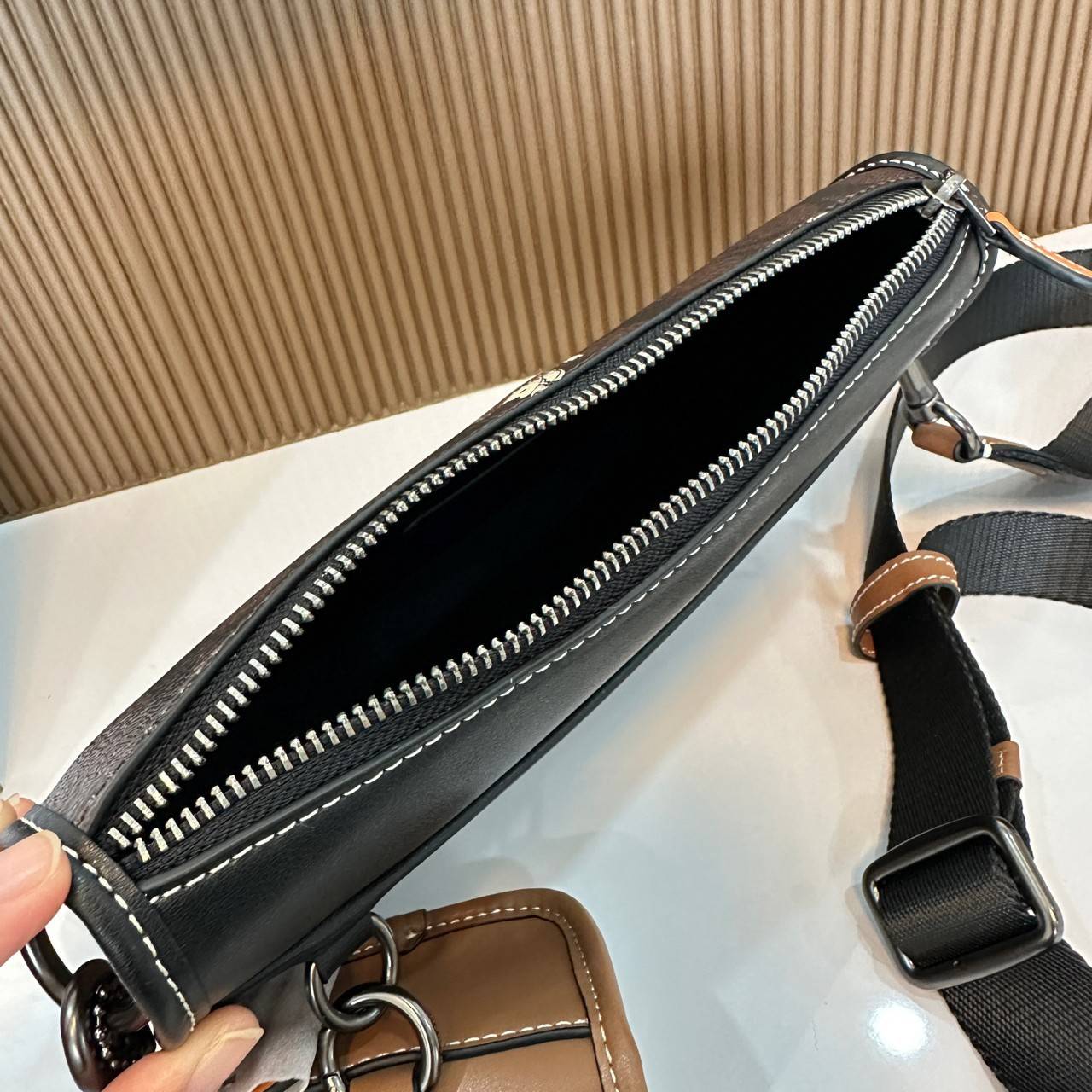 Coach Heritage Convertible Crossbody In Signature Canvas With Creature Print( cc131) กระเป๋าไฮบริดแบบถอดได้รุ่นใหม่ หล่อเท่ส์ สะพายสามารถสะพายทำงานดูดีสุดๆคะ มาพร้อมกระเป๋าใบเล็กห้อยสุดเก๋ วัสดุแคนวาสตัดขอบหนังแท้ เปิด ปิดด้วยซิป ซับในผ้า ด้านนอกกระเป๋าเป