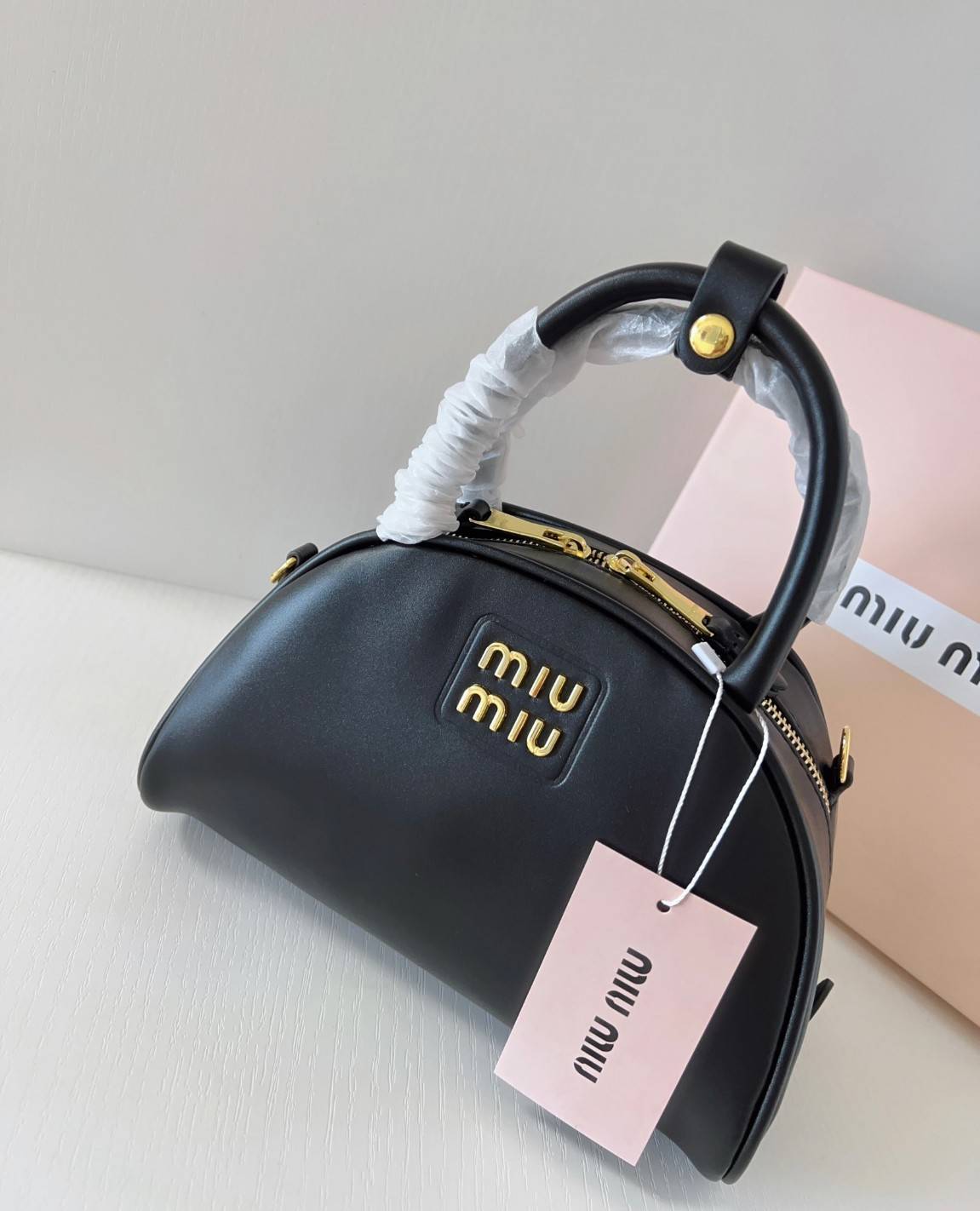 MIU MIU HALF-MOON TOP HANDLE BAG / Patent leather bowling bag / Miu Miu Leather top-handle bag กระเป๋าทรงพระจันทร์เสี้ยว หนังนิ่ม ลื่นเงา ตัดกับอะไหล่ทองได้ลงตัว