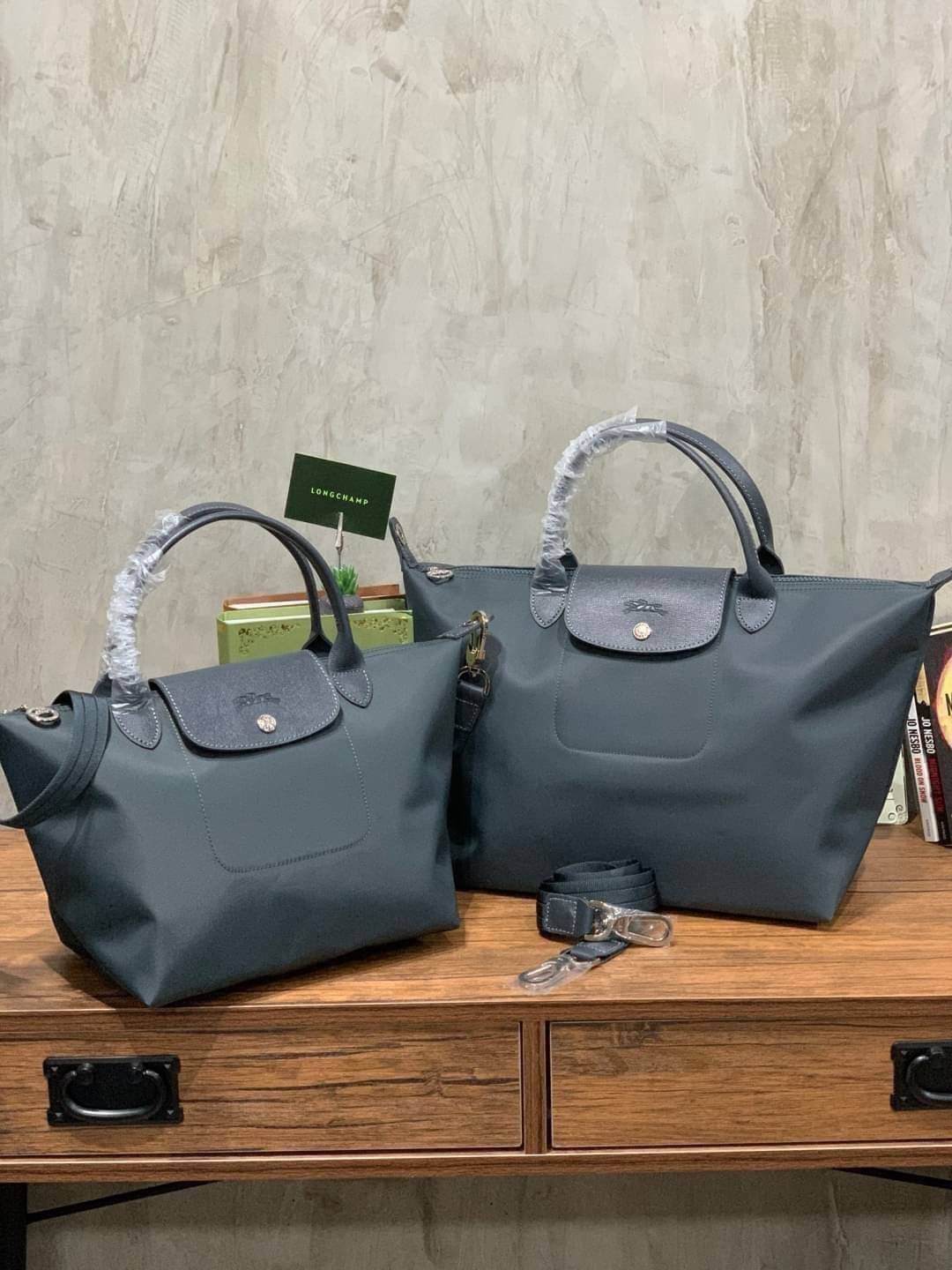 Longchamp Le Pliage Neo Size M มาพบกับกระเป๋ารุ่นยอดนิยม ที่สาวๆ ต้องมีไว้เก็บไว้สักใบ กระเป๋าโท้ทใบนี้ มาพร้อมกับสีที่มีสไตล์เรียบง่าย มีสายสะพายยาวช่วยให้คุณสามารถสะพายไหล่ได้อย่างสบาย ในขณะที่ที่ปิดแบบซิปช่วยให้คุณมั่นใจได้ว่าของด้านในมีความปลอดภัย Le 