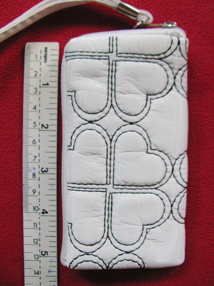 สินค้าหมดค่ะ กระเป๋าใส่มือถือพร้อมตุ๊กตาชุดสีขาวสุดน่ารักค่ะ