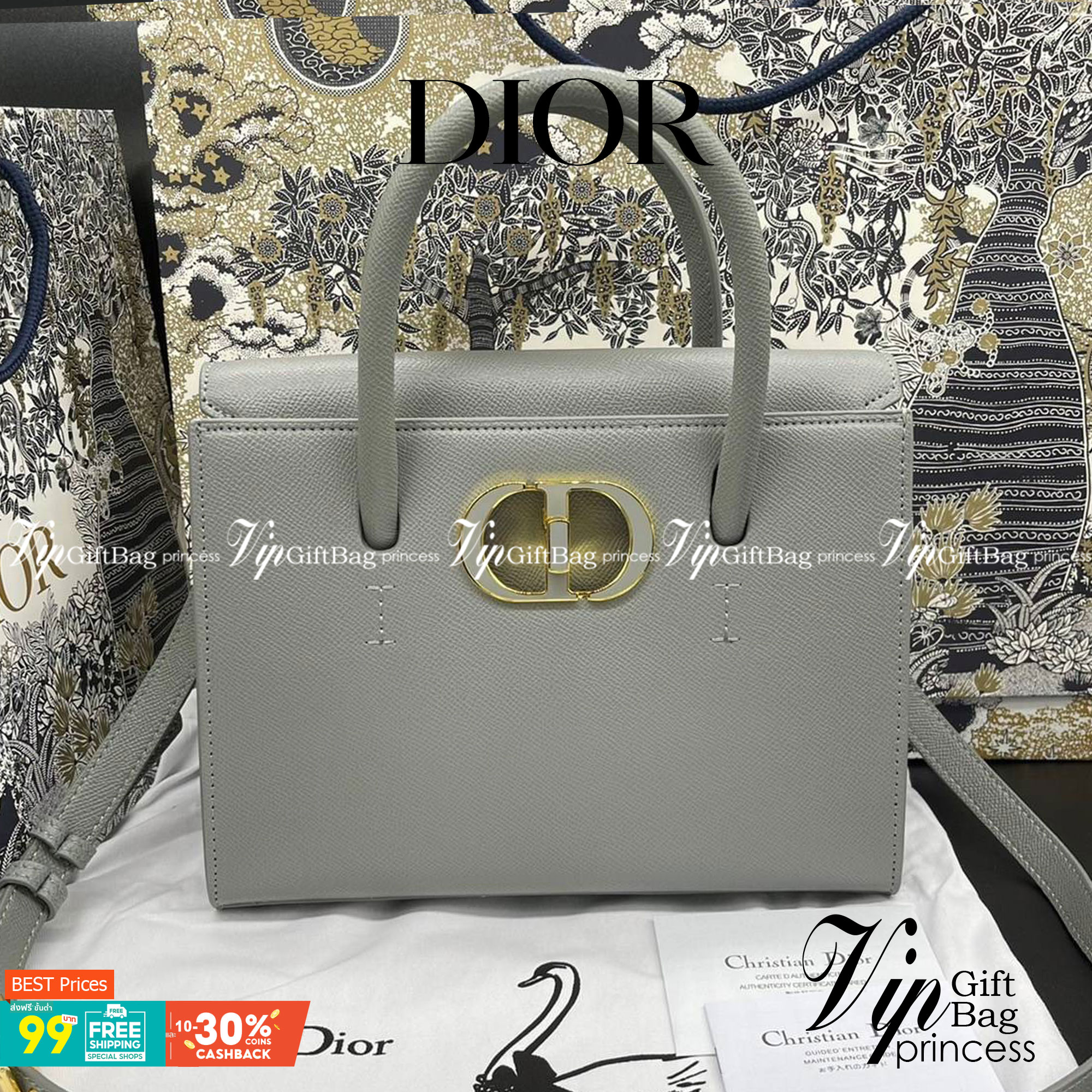 หนังแท้ DIOR Medium ST Honore Tote Collection Fall/Winter 2020-2021 มาในรูปแบบกระเป๋าทรงสี่เหลี่ยมที่ได้มาตรฐาน ทำจากหนังลูกวัว (Calfskin) ลายเกรน ซึ่งสื่อถึงความหรูหราได้อย่างลงตัว ตัวด้ามจับ มีการเย็บเข้าด้านในของกระเป๋าเพื่อเพิ่มความแข็งแรงทนทาน ด้านหน