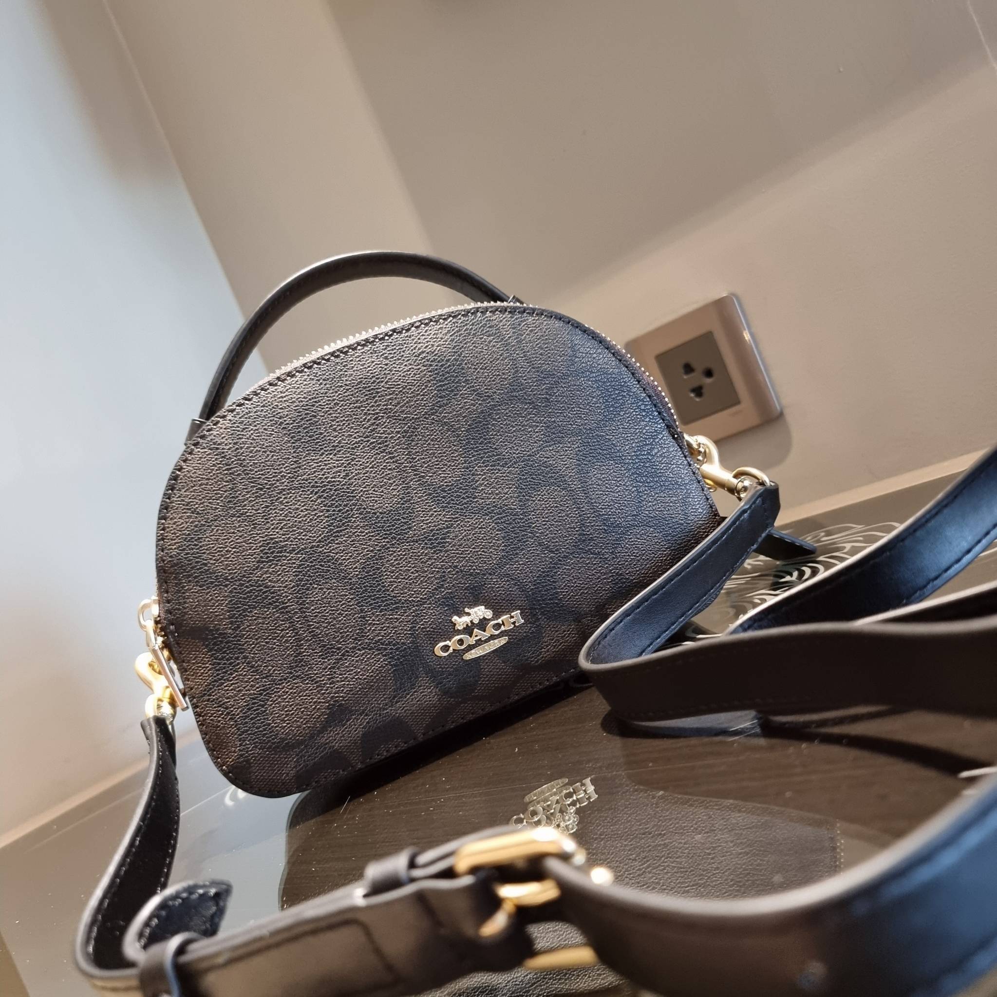 OUTLET 】COACH 1591 SERENA SATCHEL IN SIGNATURE CANVAS กระเป๋าสะพายคอลเลคชั่นยอดฮิต ดีไซน์ลุคผู้ดี ต้องยกให้น้องใบนี้เลย!! จัดสีขายดี สีลุคคุณหนูมาให้ สวยตาแตก!! วัสดุหนังแคนวาส เปิด-ปิดด้วยซิป 2 ช่องหลัก ภายในเป็นช่องโล่ง เก็บของได้แบบสบายๆ ใส่มือถือได้ทุ