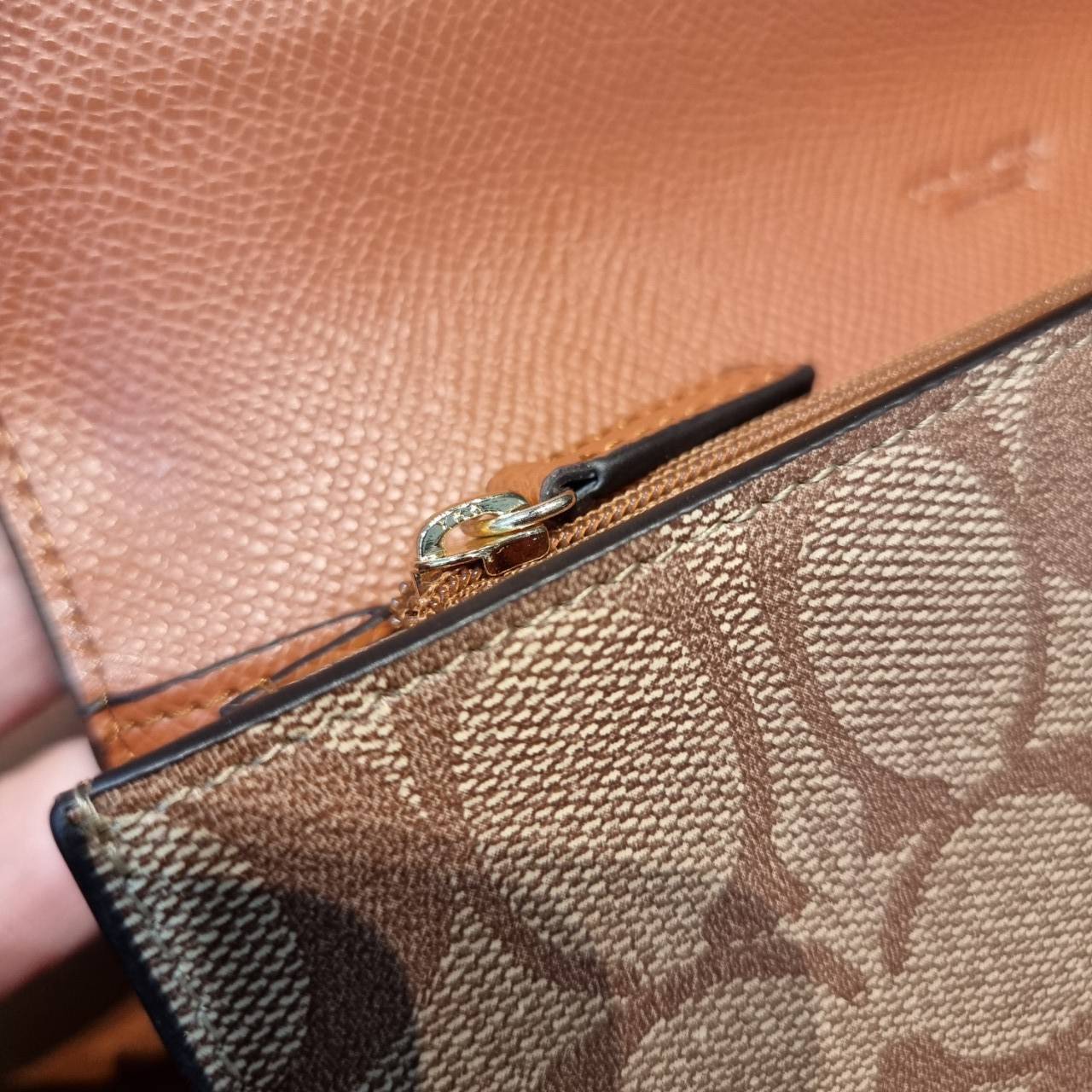 COACH F52601 POP SLIM ENVELOPE WALLET IN SIGNATURE รุ่นขายดี ขายหมด!! รุ่นหายาก!! เติมสต็อคจ้า!! กระเป๋าสตางค์รุ่นฝาพับ ดีไซน์เรียบหรู คลาสสิค ใช้งานง่ายและสะดวกมากๆ ด้วยซองซิปที่เสียบด้านหลัง ถอดแยกออกมาใช้ได้ หรือเอาออก พกกระเป๋าเดี่ยวๆก็ได้ ถือใบนี้ดูไ