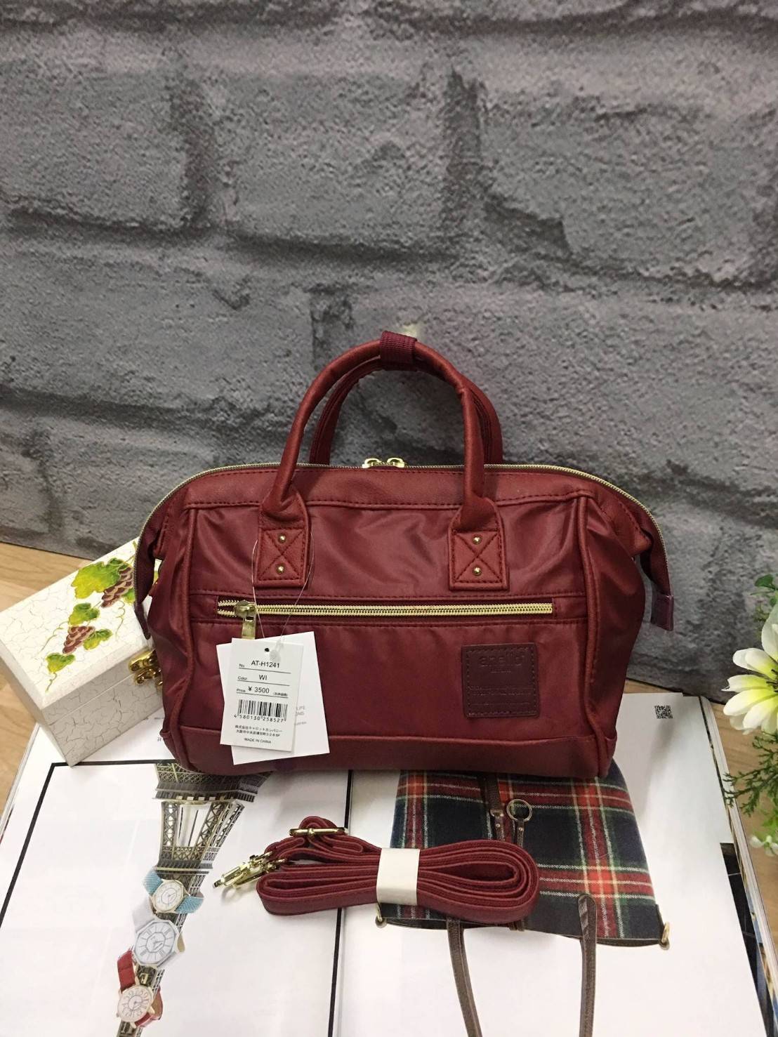 ANELLO NYLON 2 WAY MINI BOSTON BAG 2017 แบรนด์ฮิตติดลมบนในขณะนี้ กับคอลเลคชั่นใหม่เป็นรุ่นทรงShoulder bag วัสดุNYLON สลับกับ Pu น้ำหนักเบา กันน้ำได้ ช่องใหญ่เปิดปิดด้วยซิปคู่ ปากกระเป๋ามีโครงสะดวกใช้ ดูแลรักษาง่าย ตัวจริงน่าใช้ทุกสีเลยคะ เป็นรุ่นใหม่อีกรุ