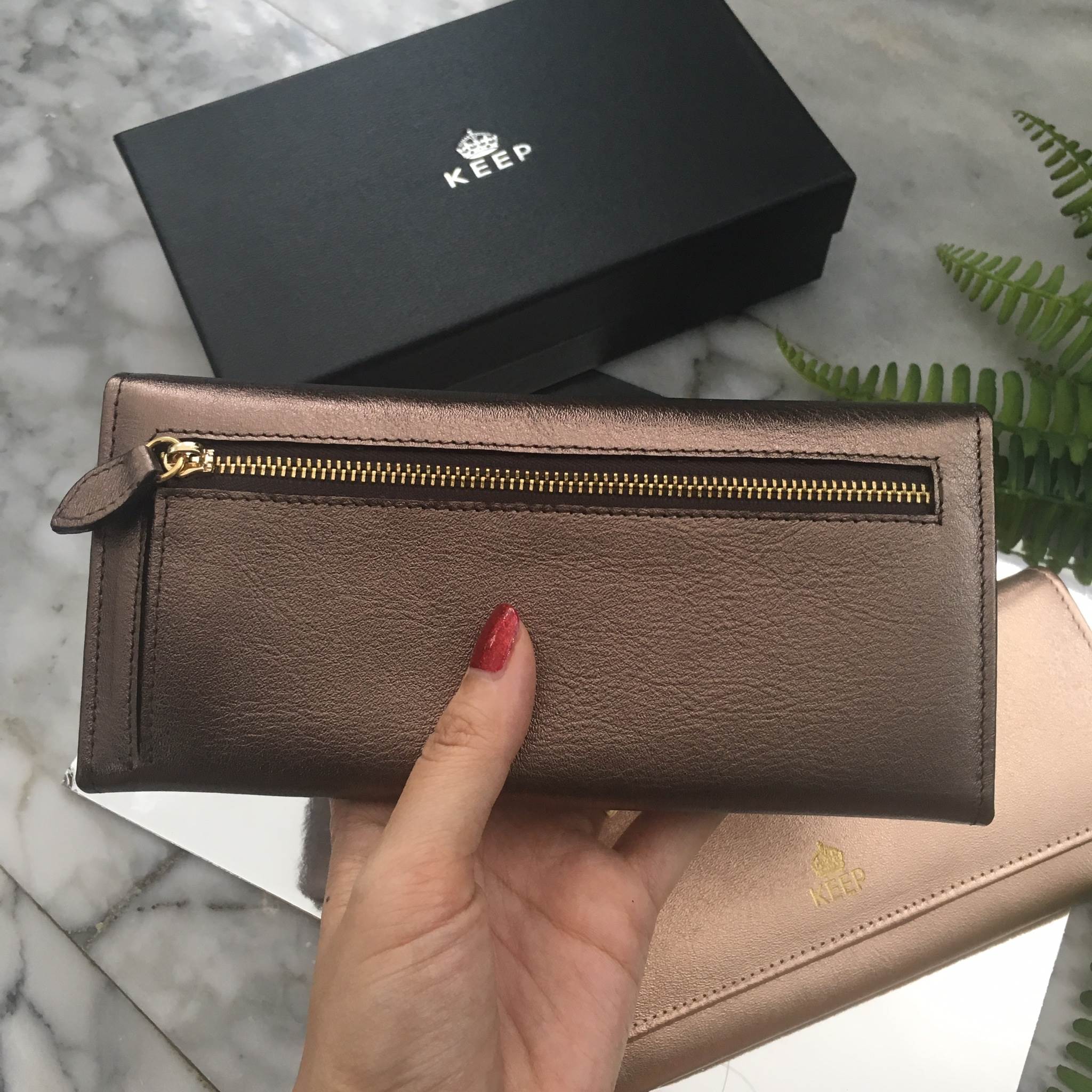 New !! กระเป๋าสตางค์ หนังวัวแท้ จากแบรนด์ KEEP หนังนิ่ม ลายสวยมากคะ รุ่นนี้ เป็นกระเป๋าสตางค์ 2 พับ ด้านในมีช่องใส่บัตรเยอะ และ ช่องซิปใส่เหรียญ ด้านในและ ด้านหลัง ใบนี้ รับประกันความสวยเลยคะ