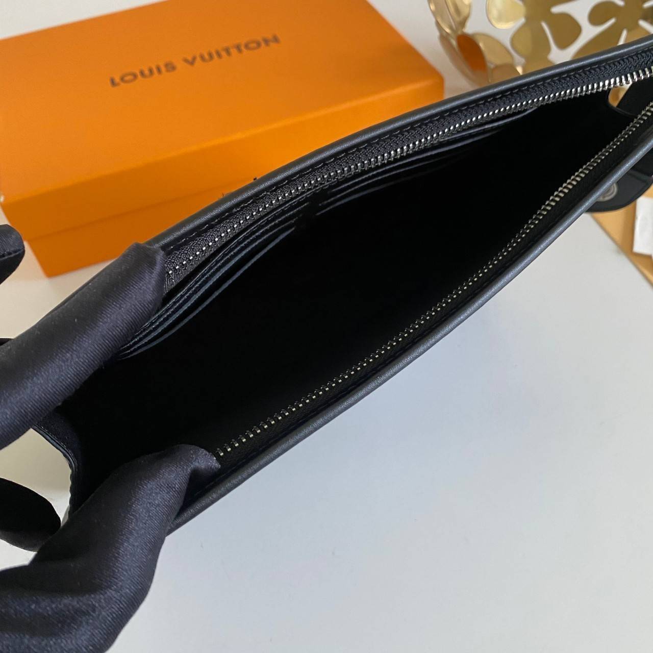 พรีเมี่ยมกิ๊ฟแท้ 100% 】พร้อมส่งที่ไทย!! ที่นี่ที่เดียว LOUIS VUITTO CLUTCH คลัช LV ขายดีตลอดกาล ไม่มีตกยุค ขนาก10” นิ้ว ใส่ของได้จุใจ หนังแท้ ด้านในมีช่องใส่บัตรได้เยอะ มาพร้อมกล่องอุปกรณ์ครบ