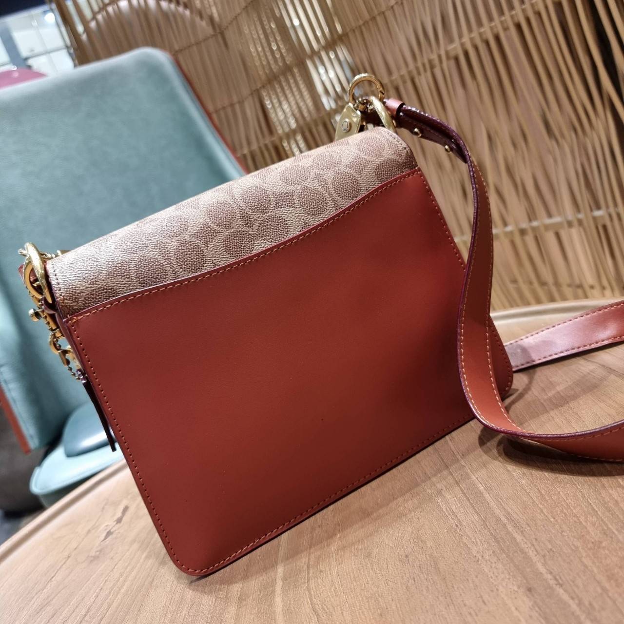 COACH C2418 BEAT SHOULDER IN SIGNATURE CANVAS WITH HORSE AND CARRIAGE PRINT กระเป๋าสะพายดีไซน์เลิศสุดหรู ปังกับดีเทลที่สุดใบนี้ เพราะมาพร้อมสายถึง 3 แบบ สลับใช้ไปรัวๆ หลากหลายไม่จำเจ สวยได้ทุกวัน เปิด-ปิดด้วยกระดุมแน่นหนา ภายในเป็นช่องโล่ง แบ่งสัดส่วน ใส่