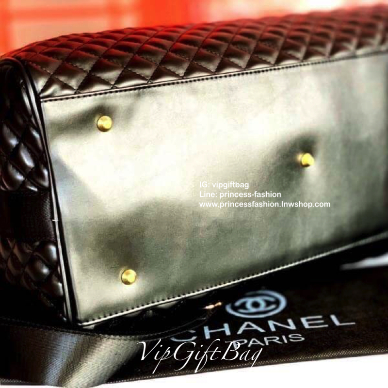 CHANEL VIP GIFT Large Travel Bag กระเป๋าเดินทางใบใหญ่ Gift With Purchase (GWP) รุ่น Limited Edition พรีเมี่ยมกิ๊ฟของเเท้จาก Chanel Counter หนังลายตารางเนื้อหนาสีดำกันนำ้ดูแลรักษาทำความสะอาดง่าย ด้านหน้ามีโลโก้แบรนด์ เปิดปิดด้วยซิปสะดวกใช้ หัวซิปแบรนด์อะไห