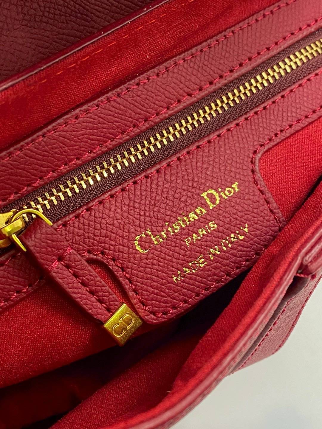 ORI หนังแท้ | DIOR Saddle Bag with Strap Grained Leather กระเป๋าถือ/สะพายทรงอานม้า รุ่นยอดนิยมที่มีเอกลักษณ์สวยงามเหนือกาลเวลา ลูกเล่นห้อยด้วยตัวอักษร D ตรงหูหิ้วมีกิมมิค CD สวยหรูดูแพง