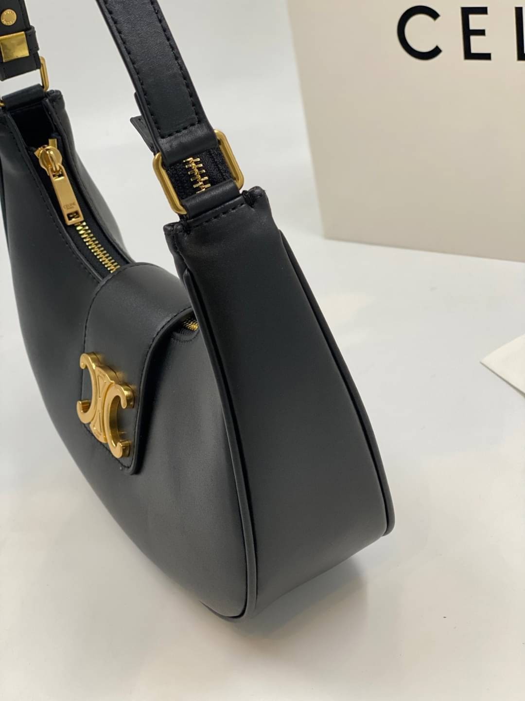 CELINE AVA TRIOMPHE SOFT BAG IN TRIOMPHE CANVAS AND CALFSKIN / CELINE SHOULDER BAG รุ่นใหม่ล่าสุดดีไซน์สวยหรู หนังสวยอยู่ทรง ภายในโล่งกว้างและจุสามารถใส่มือถือ กระเป๋าสตางค์ ของใช้ได้เยอะ