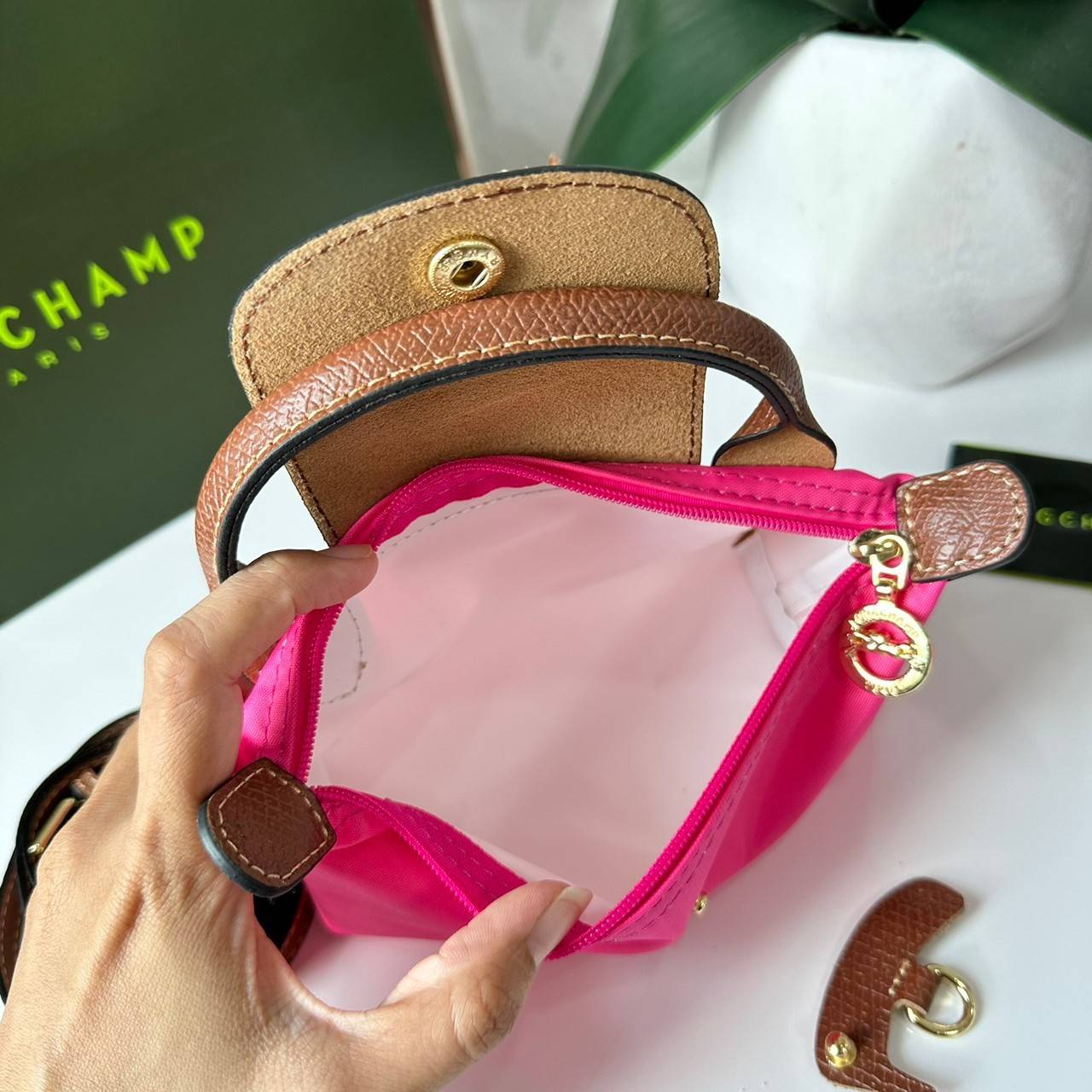 LONGCHAMP LE PLIAGE ORIGINAL Pouch with handle กระเป๋าใบเล็กขนาดกระทัดเหมาะกับใส่ของจำเป็นจุกจิก กันน้ำได้ พร้อมส่ง