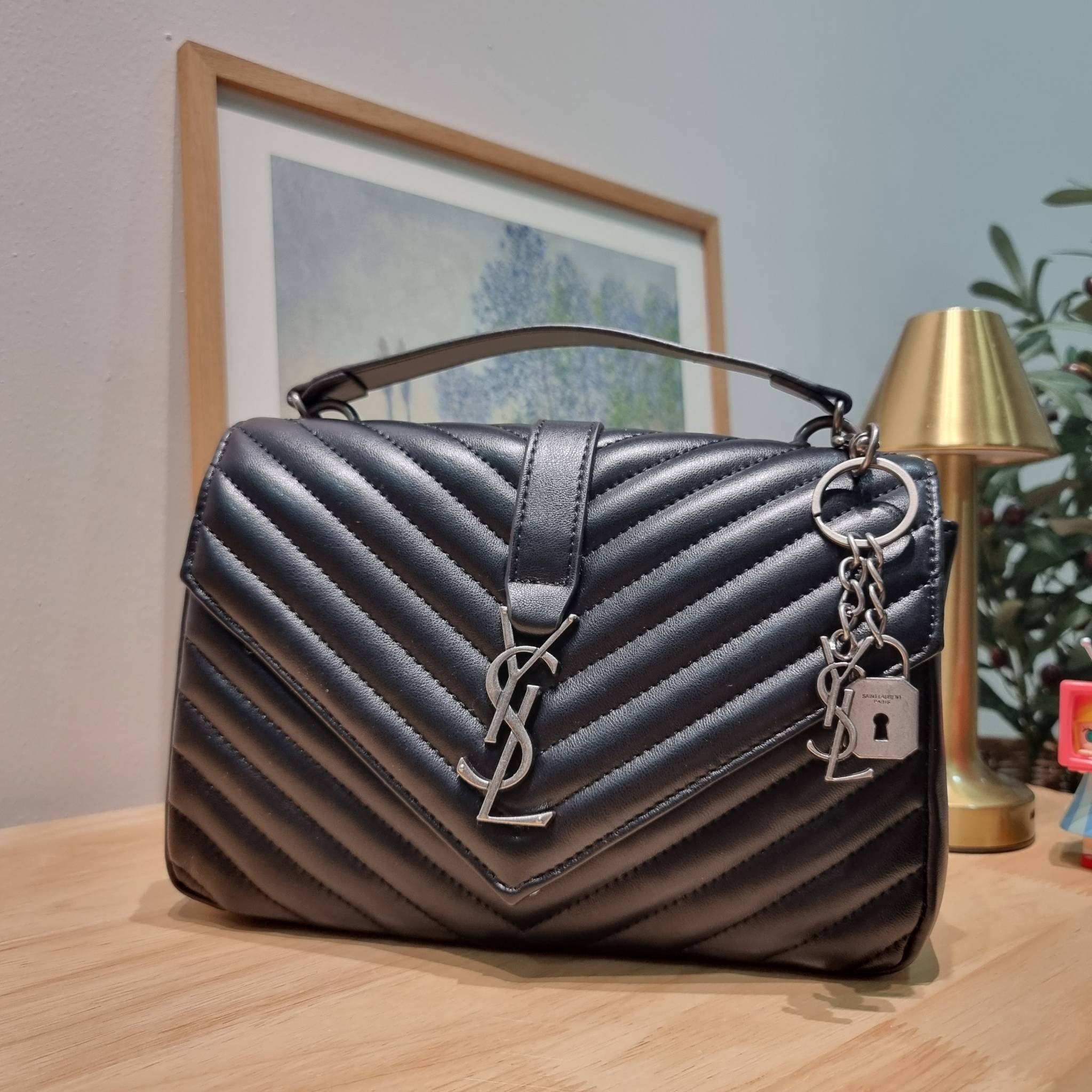 YSL College Medium Bag / Yves Saint laurent crossbody boutique กระเป๋าสะพายไหล่ ดีไซน์ทรงสวยหรู พิเศษ แถมฟรี พวงกุญแจห้อยเอกลักษณ์แบรนด์