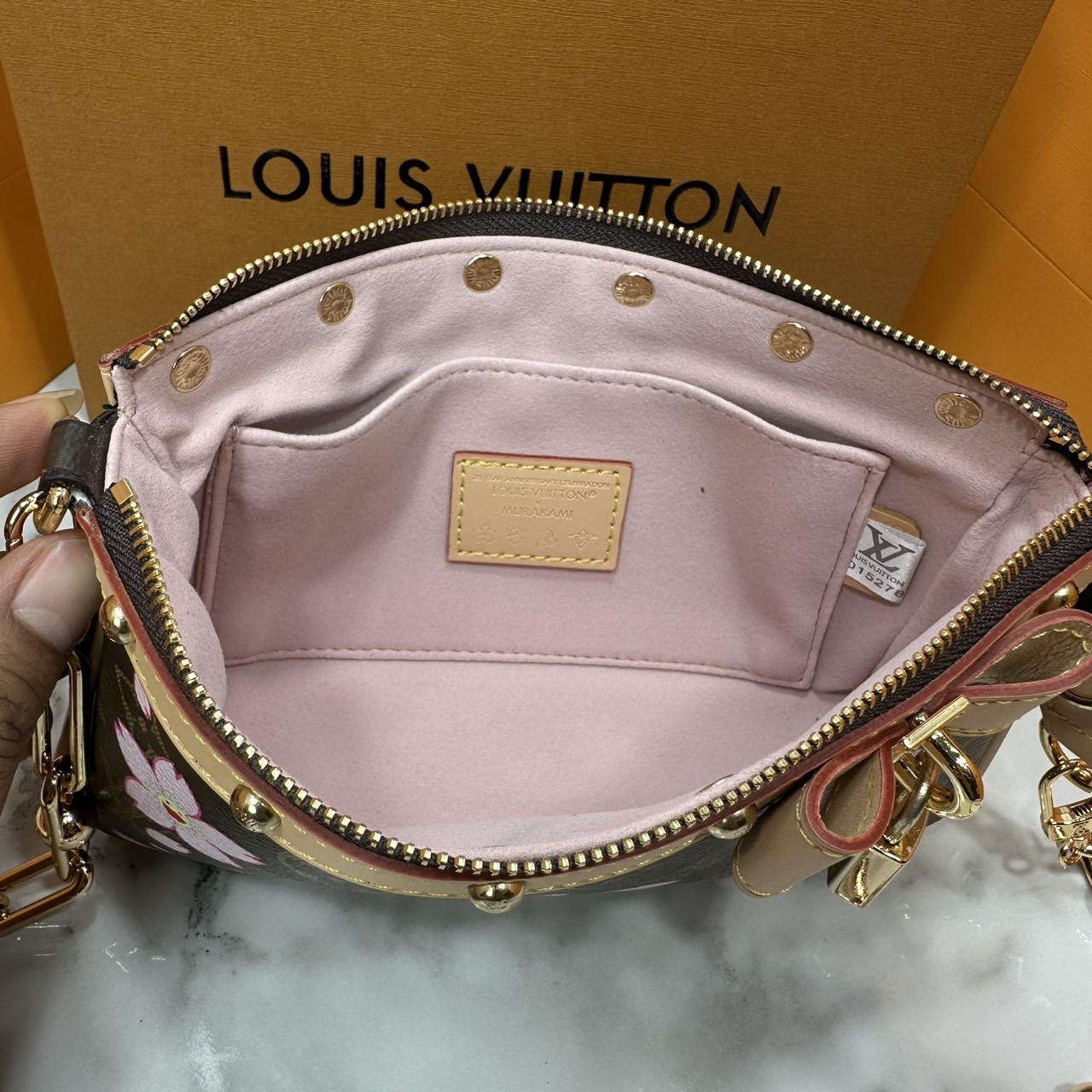 ORI หนังแท้ | คอลใหม่ดอกไม้แสนหวาน LV x TM Pochette Accessoires Cherry Blossom bag กระเป๋าสะพายดีไซน์คลาสสิครุ่นสุดปัง