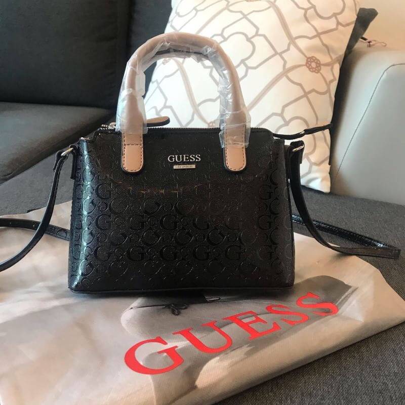 GUESS BALDWINPARK MINI BAG กระเป๋าถือหรือสะพาย วัสดุ Saffiano PU คุณภาพดี นิ่ม น้ำหนักเบา ด้านหน้าประดับด้วยโลโก้แบรนด์สวยหรู ตัวกระเป๋าลาย G ทั้งใบ เปิดปิดกระเป๋าด้วยซิปสะดวกใช้ ด้านในโล่งกว้างมีช่องสำหรับใส่ของหลายช่อง ใส่กระเป๋าสตางค์ใบกลางได้ ใส่Iphon