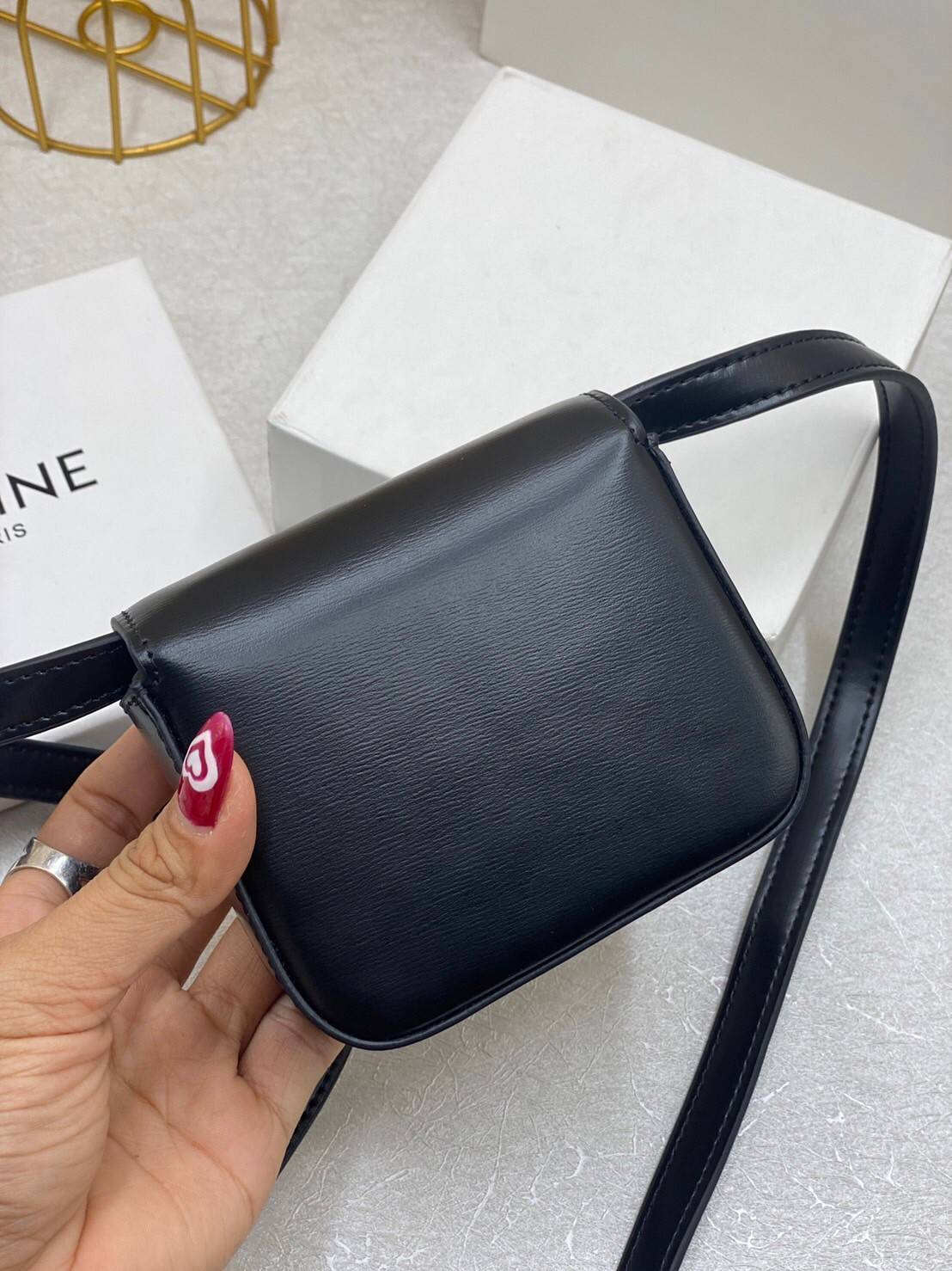 CELINE MINI TRIOMPHE IN TRIOMPHE Shiny calfskin เกรดออริจินอล กระเป๋ามินิทรงชิค ดีไซน์รูปกล่องสุดแสนมินิมอล สามารถสะพายแบบ Crossbody และยังเป็น Belt Bagได้อีกด้วย วัสดุแคนวาสลาย Triomphe แบบไม่มีตกยุค ด้านหน้าโดดเด่นด้วยโลโก้สีทอง