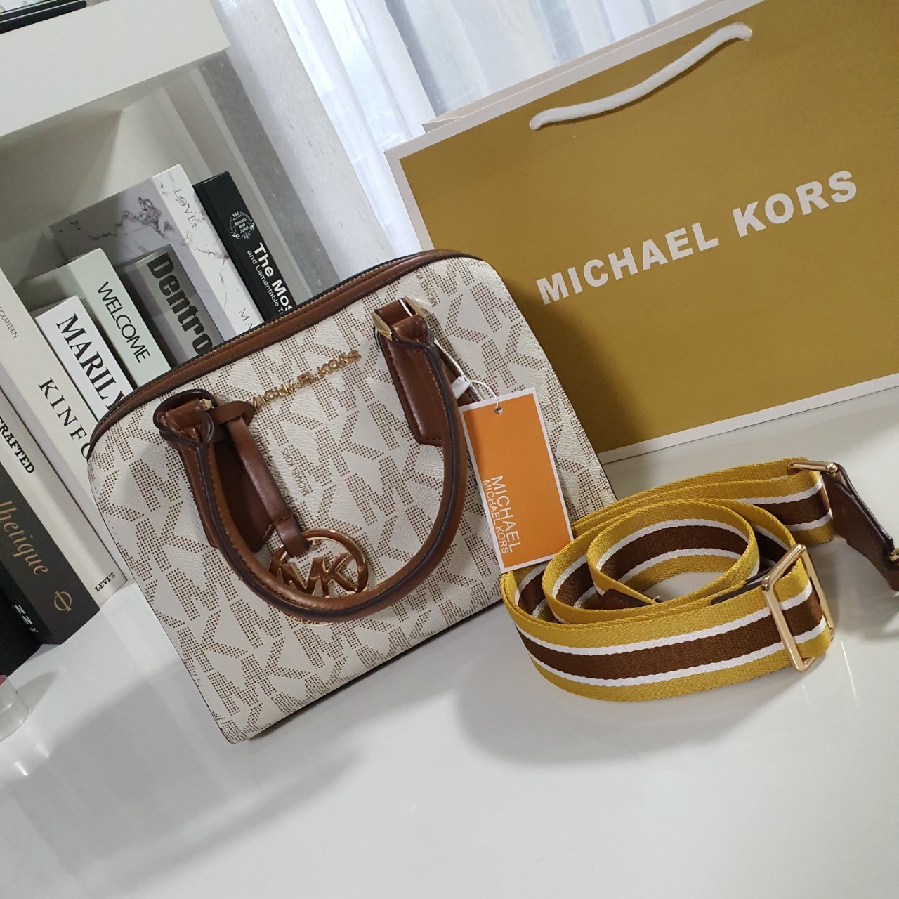 MICHEAL KORS HAYES DUFFLE BAG กระเป๋าสะพายทรงหมอนยอดฮิต ขนาดกลาง วัสดุหนังสังเคราะห์ปั้มลาย MK ทั้งใบ สวยอยู่ทรง ประดับโลโก้แบรนด์ด้านหน้า ด้านในบุผ้าไนลอน มีช่องซิปอีกหนึ่งช่อง สามารถใส่กระเป๋าสตางค์ใบยาว มือถือ iphone เงิน ของจุกจิกได้ มาพร้อมแท็กห้อยสุ