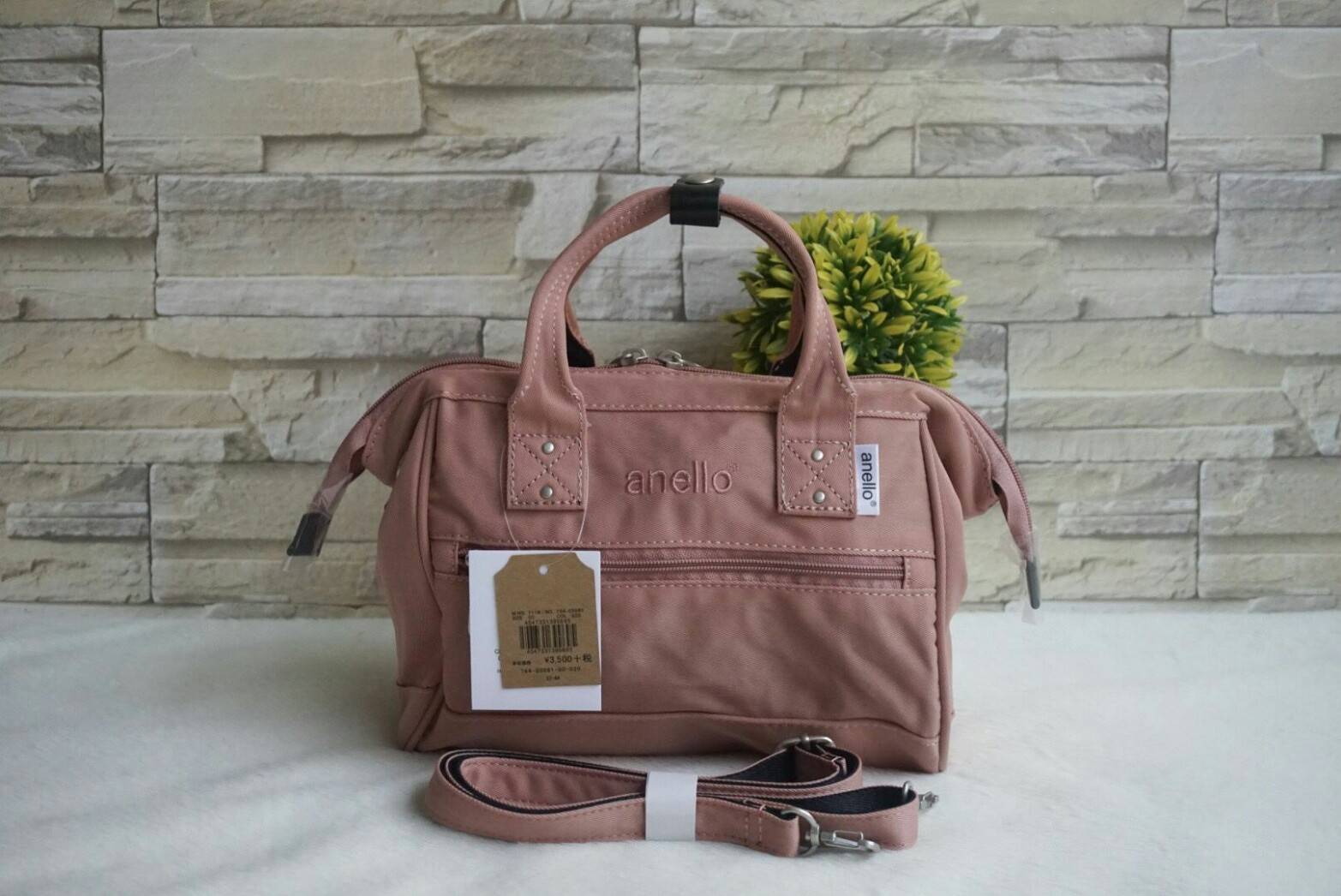 ANELLO Polyester Twill Mini Shoulder Bag AT-H1371 แบรนด์ฮิตติดลมบนในขณะนี้ กับคอลเลคชั่นใหม่เป็นรุ่นทรง Shoulder bag กระเป๋าสะพายในนี้ทำจากผ้า Polyester twill ที่มีความคงทนและมีสีสดใส กระเป๋าที่ดูจะใบเล็กๆใบนี้ สามารถบรรจุขวดน้ำ 500ml และกระเป๋าตังค์แบบยา