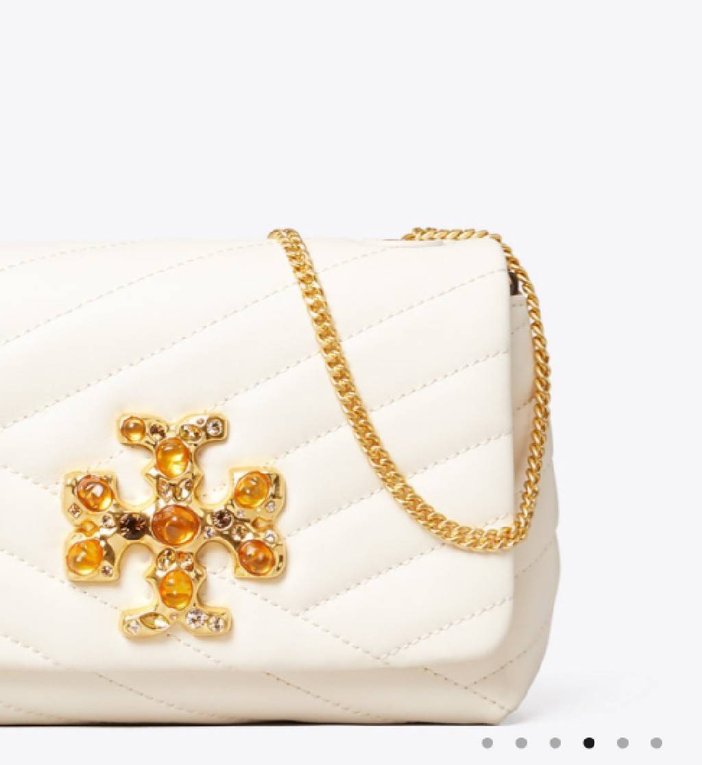 TORY BURCH KIRA CHEVRON EMBELLISHED LOGO MINI BAG ตามคำเรียกร้องจ้า!! ไซส์มินิ สะดวกใช้ พกพาง่าย สไตล์คุณหนู!! กระเป๋าสะพายข้าง ดีไซน์ทรงคลาสสิค โดดเด่นด้วยโลโก้ดีไซน์ประดับเม็ดสี เพิ่มมูลค่าและดึงดูดสายตามากขึ้น วัสดุหนังแกะ สัมผัสนิ่มมือ เปิด-ปิดด้วยกระ