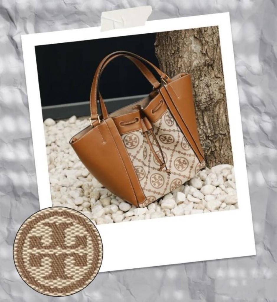 Tory T Monogram Mcgraw Dragonfly กระเป๋าถือหรือสะพายไหล่ วัสดุหนัง Jacquard อะไหล่ทอง ทรงปีก เปิด-ปิด ด้วยกระดุมแม่เหล็ก ด้านในโลง มี 2ช่องเล็ก จุของได้เยอะ น้ำหนักเบา สายสะพาย crossbody ได้ ปรับระดับได้