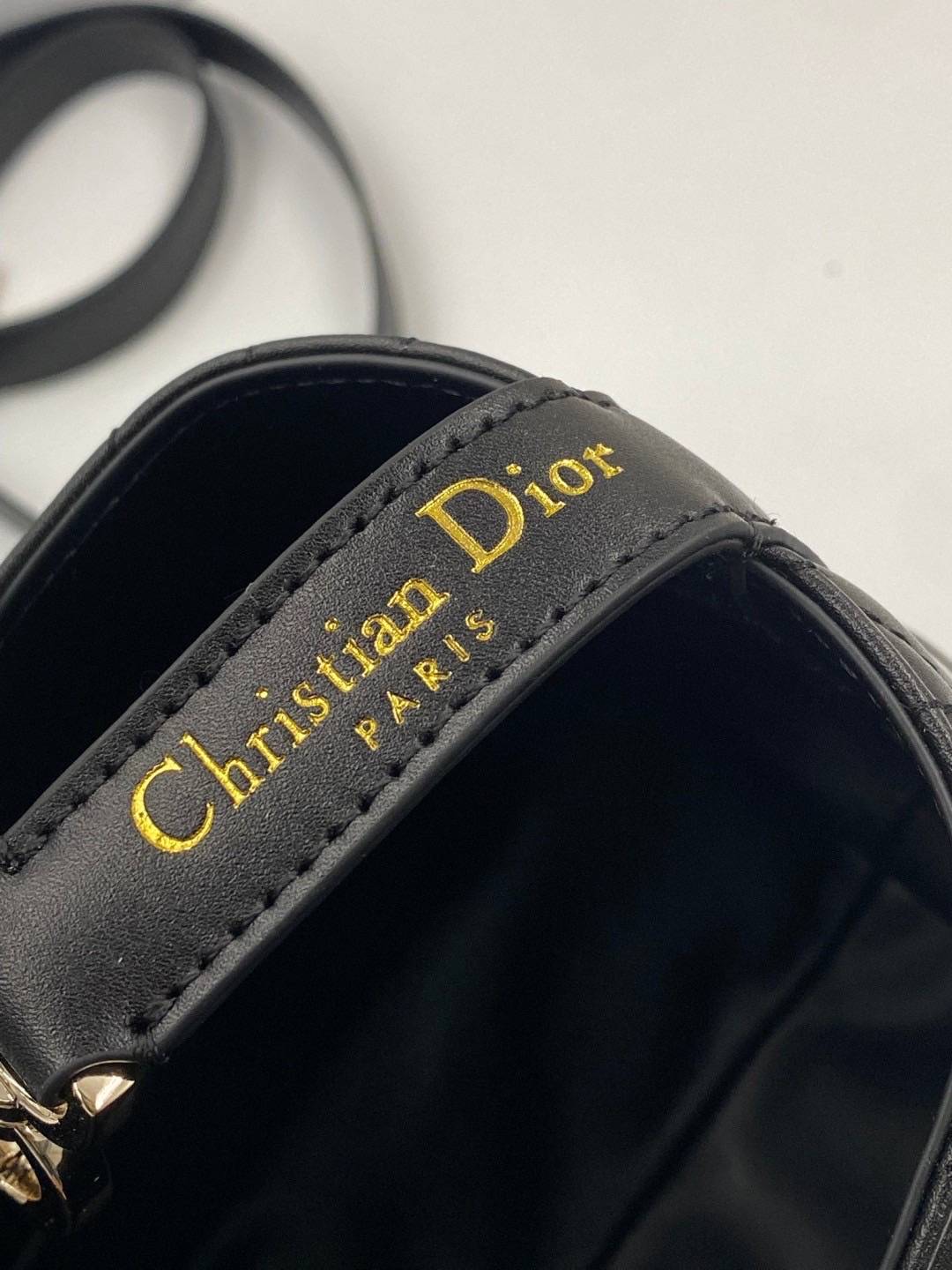 ORI | หนังแท้ DIOR Small Toujours vertical tote bag กระเป๋าทรงโท้ทไซส์เล็กสวยหรู ดีเทลสุดประณีตคอมพลีตลุคในทุกวัน เย็บลวดลาย macrocannage และชาร์มตัวอักษร D,I,O,R