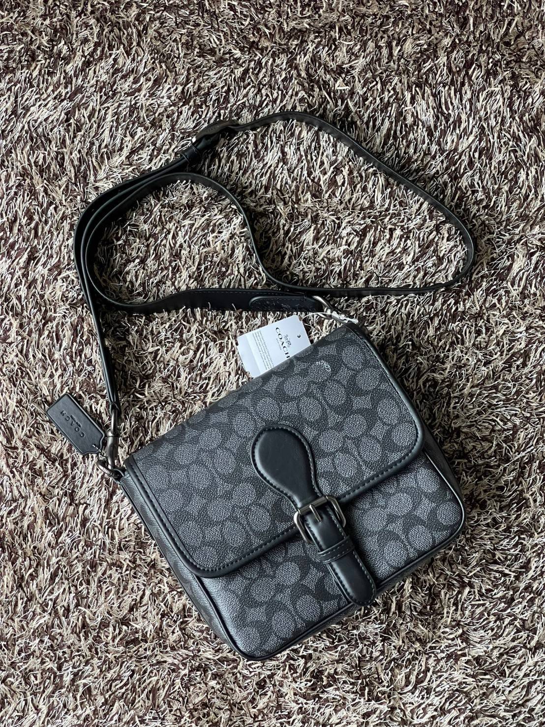 Coach Frankie Crossbody In Signature Canvas Leather Bag Sling CD877 กระเป๋าสไตล์แฮนด์ฟรีที่จัดระเบียบอย่างดีสำหรับการเดินทางหรือที่ทำงาน Frankie Crossbody ขนาดกะทัดรัดถือทุกสิ่งที่จำเป็นด้วยพื้นที่สำหรับโทรศัพท์ กระเป๋าสตางค์ กุญแจและอีกมากมาย ผลิตจากผ้าแ