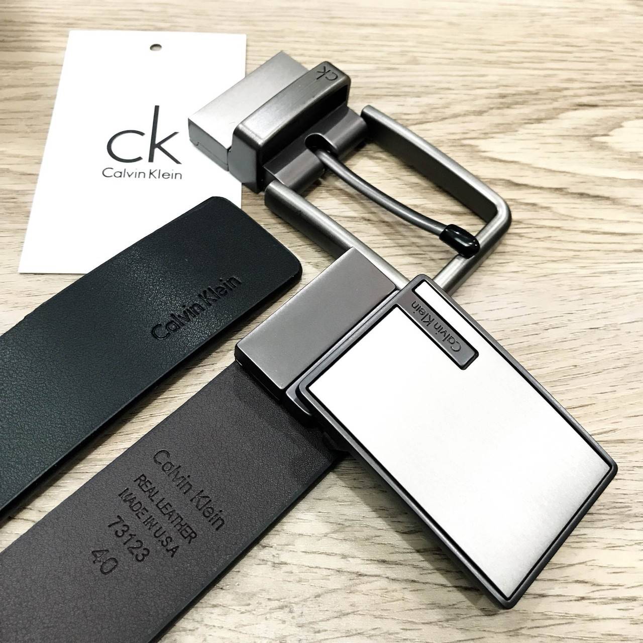 ห้ามพลาด! เซทสุดคุ้ม! ซื้อ1ได้ถึง2! CALVIN KLEIN REAL LEATHER BELT VALUE PACK Limited Edition เข็มขัดหนังแท้ พร้อมหัวเข็มขัด2แบบคุณภาพดีตามแบบฉบับของแบรนด์ สายเข็มขัดสามารถกลับด้านใช้ได้ทั้งสีดำและสีน้ำตาลเหมือนมี2เส้น2หัวสลับใช้ได้ไม่จำเจ มาพร้อมถุงกระดา