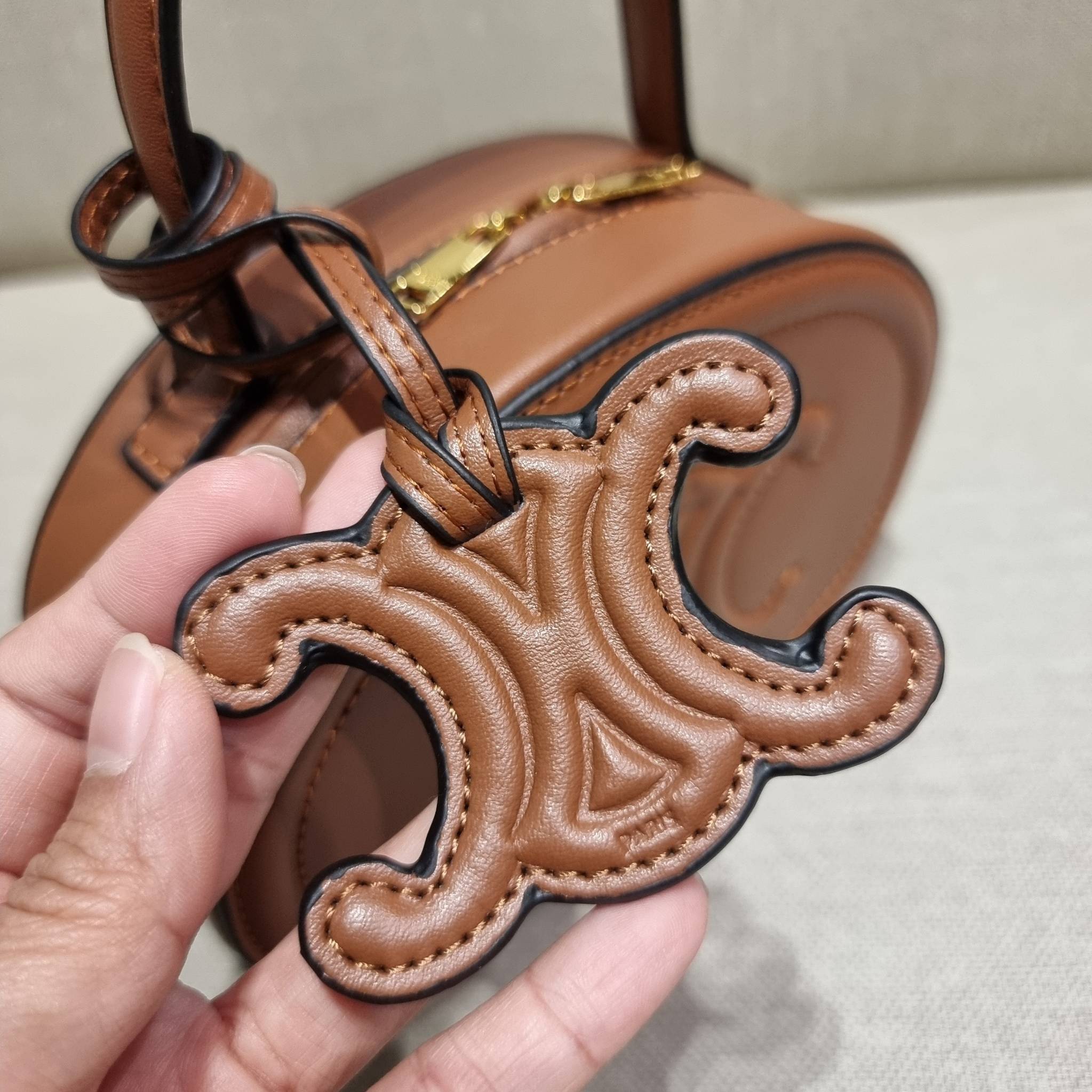 VIP 🥂 CELINE OVAL MINAUDIERE CUIR TRIOMPHE น้องน่ารักม้ากกกก!! น่ารักตะโกนไปเลย!! กับกระเป๋าทรง oval รุ่นแรร์ไอเท็ม ที่หายาก และ sold out ไปหลายรอบ!! น้องใบกะทัดรัด สำหรับสาวๆที่ชอบพกพกของแบบง่ายๆ ให้ชีวิตไม่ยุ่งยาก คล้องแขนใช้งานเก๋ๆ วัสดุหนังสัง