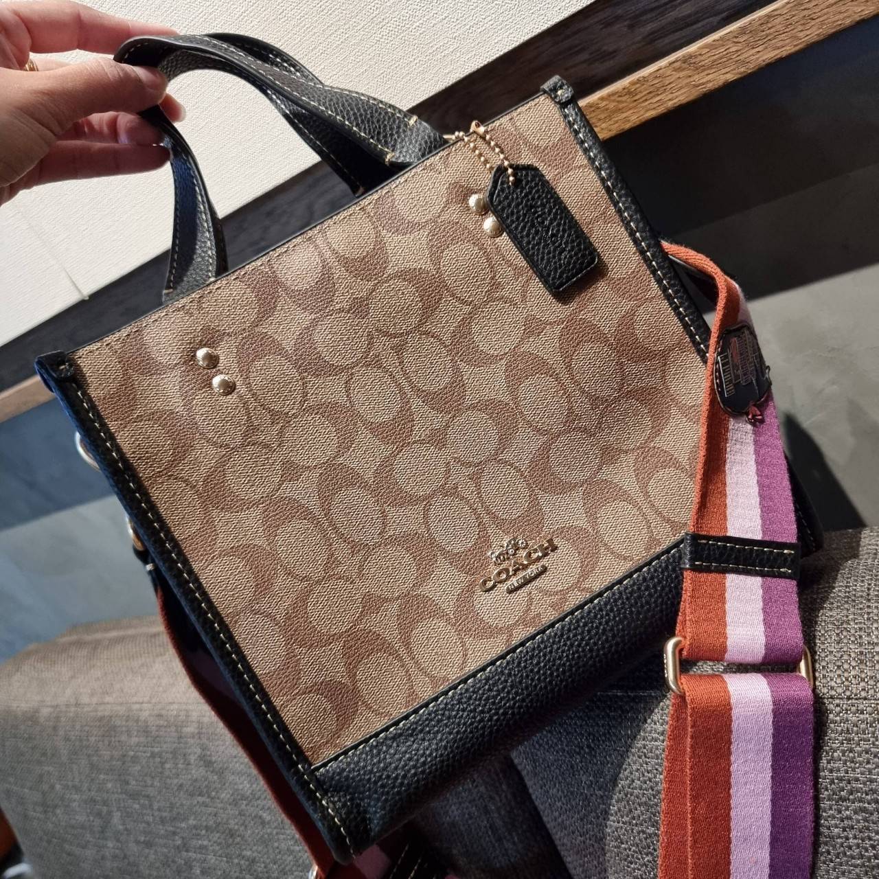 COACH C6918 DEMPSEY TOTE 22 IN SIGNATURE CANVAS WITH DISCO PATCHES คอลเลคชั่นคลาสสิค ที่มาพร้อมดีเทลใหม่ กระเป๋าทรงโท้ท ขนาดน่ารักน่าใช้มากๆ สาวๆถูกอกถูกใจกันนับไม่ถ้วน!! รอบนี้เพิ่มลูกเล่นที่สายสะพาย ดีไซน์กึ่งสปอร์ต ทำให้ใช้งานได้ไม่มีเบื่อ ฟังก์ชั่นการ