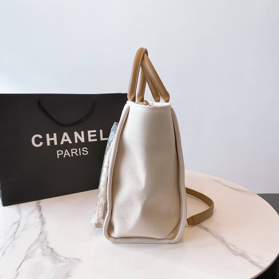 VIP 】รุ่นใหม่ล่าสุด!! ที่สาวๆรอคอย CHANEL CANVAS PEARL LARGE TOTE จากงานพรีเมี่ยม VIP GIFT รุ่นดังเลยค้า ไซส์ใหญ่อลังมากก บอกเลยว่า งานดีที่สุด ตัวกระเป๋า กระเป๋าผ้าเป็นผ้า CANVAS คาดด้วยหนังแท้สีน้ำตาล เนื้อดีสมราคา สัมผัส นุ่มลื่นมือมากกกก อะไหล่เงินปั้
