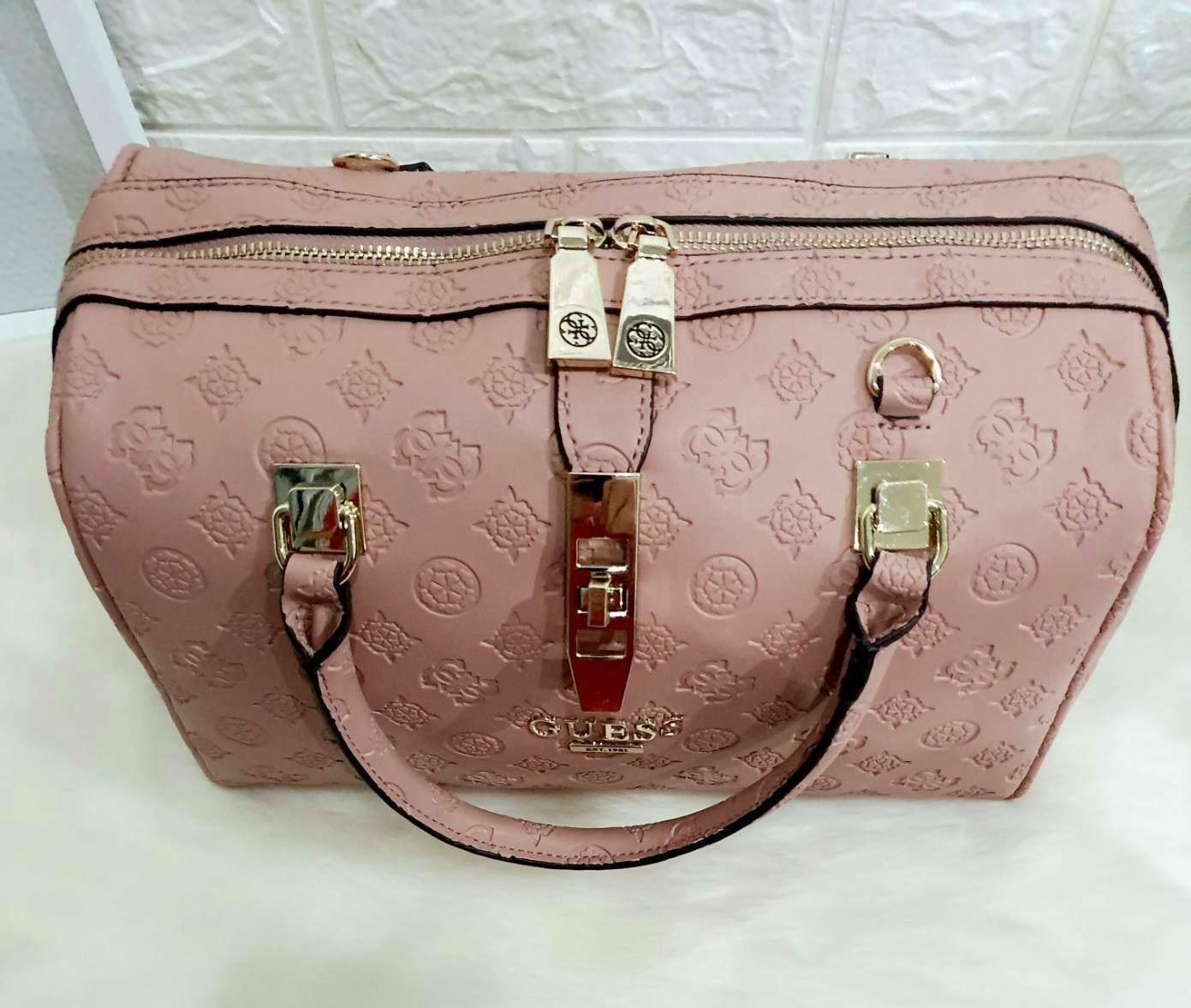 Guess Peony Classic Box Satchel คอลเลคชั่นใหม่สวยหรูจาก Guess กระเป๋าสะพายหนังนิ่มปั๊มแบรนด์รอบใบ ขนาดกำลังดี ฐานกระเป๋ามีหมุดรองฐานกันรอย หัวซิปปั๊มแบรนด์ ภายในกว้างจุของได้เยอะ มาพร้อมสายปรับและถอดออกได้ พร้อมส่ง 4 สี สวยทุกสี พลาดไม่ได้กับสาวยุคใหม่เลย