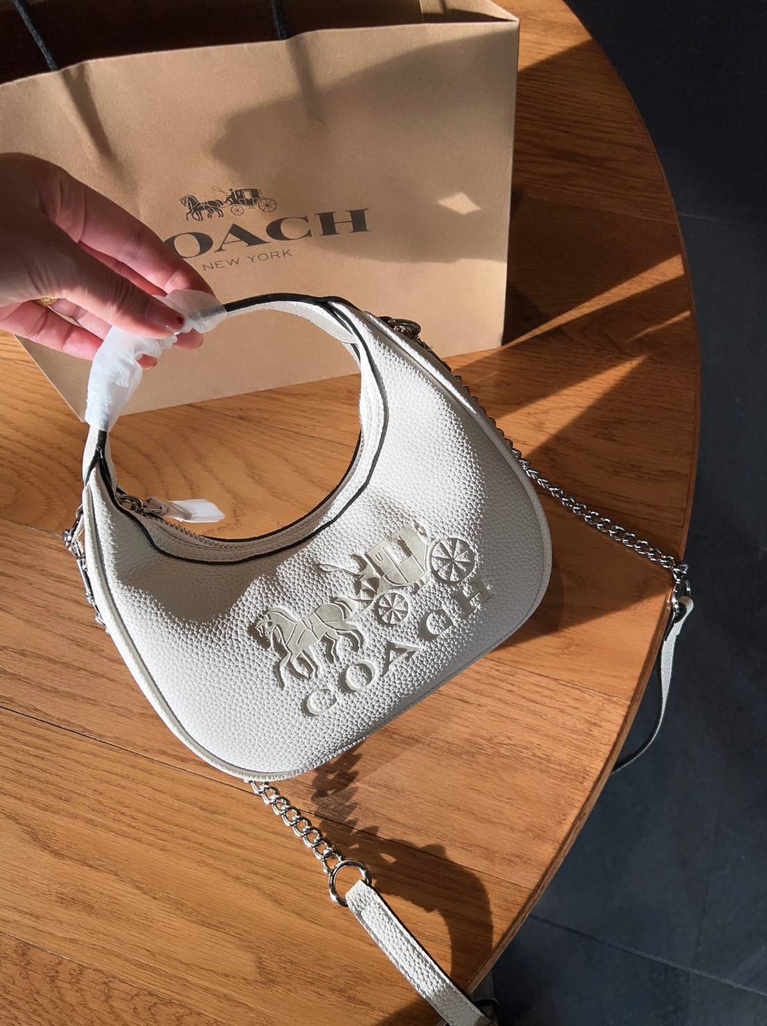 COACH CARMEN MINI CROSSBODY BAG กระเป๋ารูปทรงพระจันทร์โค้งมน น่ารักน่าใช้มากๆ!! เกรดท็อปออริ เกรดดีสุด สลับแท้ 1:1 ใช้ต่างประเทศได้