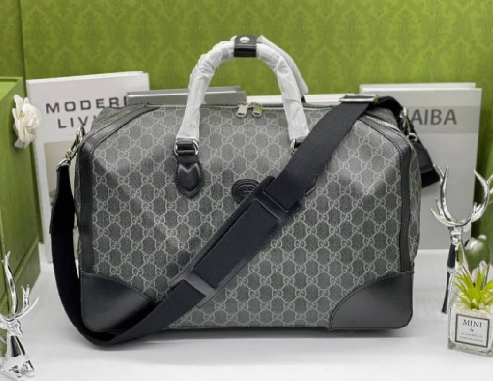 GUCCI Duffle bag with Interlocking G เกรดออริจินอล กระเป๋าใบใหญ่จุใจ 16" ใส่สัมภาระขึ้นเครื่องเดินทางได้ ใส่เสื้อผ้า รองเท้า เอกสาร A4 iPad Notebookได้ หูจับแข็งแรง สายสะพายยาวถอดออกได้ สะพายไหล่หรือ Crossbody ก็ดูดี ใช้ได้ทั้งชายหญิง ภาพถ่ายสินค้าจร