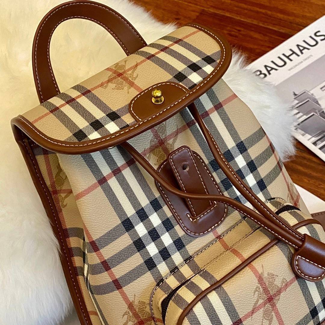 BURBERRY BACKPACK VIP GIFT WITH PURCHASE (GWP) พรีเมี่ยมกิ๊ฟ Limited Edition จาก BURBERRY *กระเป๋าเป้ วัสดุหนัง PVC หนา มีช่องใส่ของหลายช่อง พร้อมช่องซิปหน้า เปิดปิดด้วยหมุดล็อค ภายในมีช่องใส่ของโล่งกว้าง สามารถใส่ของได้หลากหลาย สายสะพายหลังปรับได้ฟรี อะไ