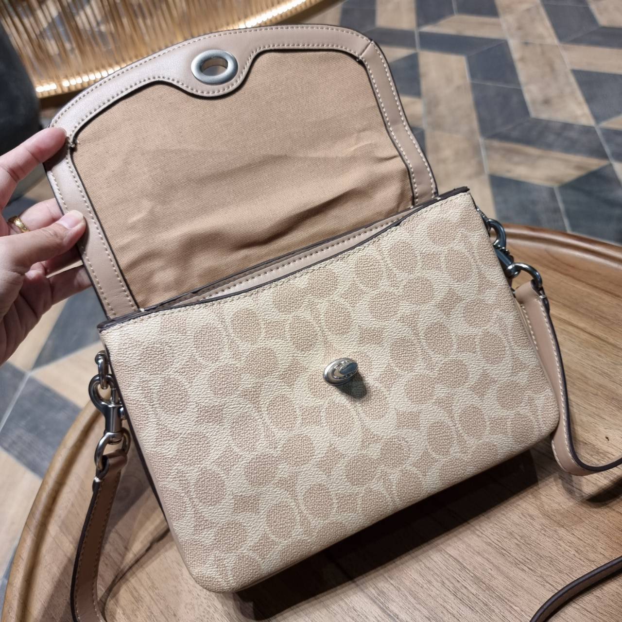 COACH 68349 CASSIE CROSSBODY IN SIGNATURE CANVAS เรียบหรู ดูดี ก็ต้องไอเท็มนี้ไม่อยากให้พลาด!! พาสเทลละมุนมากๆ สะพายแล้วดูแพงมากๆ สวยเลิศ กระเป๋าถือ/สะพายข้าง วัสดุหนังแคนวาสสลับหนังแท้ เปิด-ปิดด้วยตัวบิดล็อคแน่นหนา ภายในแบ่งสัดส่วนอย่างดี ใส่ของได้ครบสบา