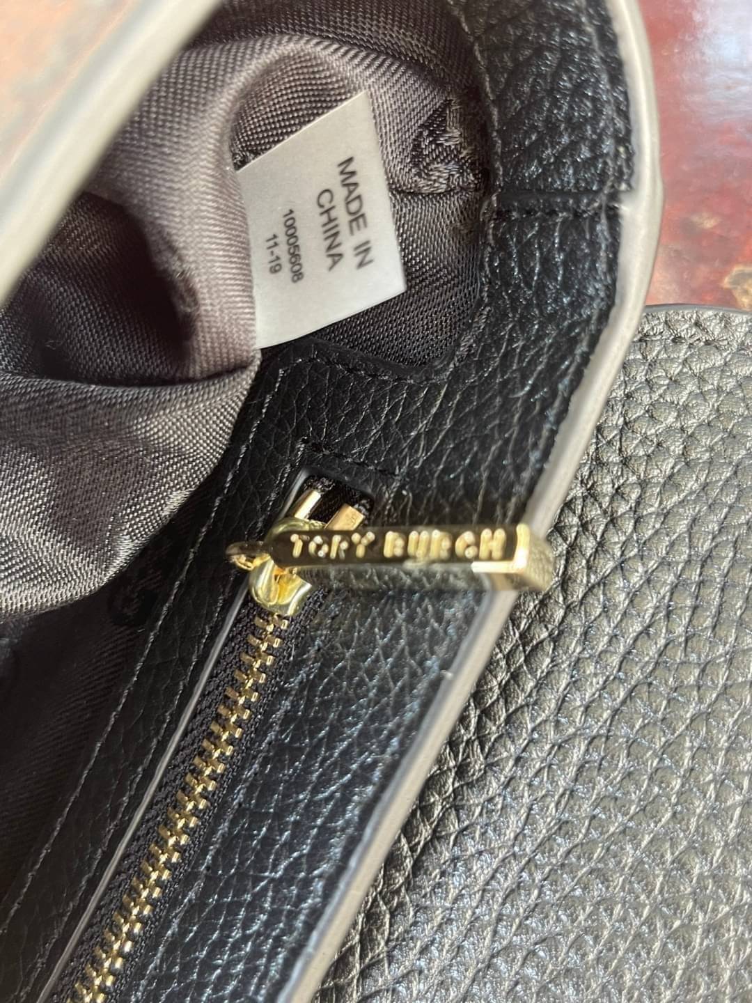 Tory burch description mercer adjustbale shoulder bag เป็น Collection รุ่นท็อปที่สาว ๆ หลายคนถูกใจ ด้วยทรงกระเป๋าคลาสสิกสุดเก๋ ใช้งานแบบไหนก็ดูดี ในลุคช์สาวหวานแบบสะพายสายคู่ หรือ ต้องการความคล่องตัวด้วยการสะพายแบบครอสบอดี้ มีดีไซน์ที่ Practical ต่อการใช้