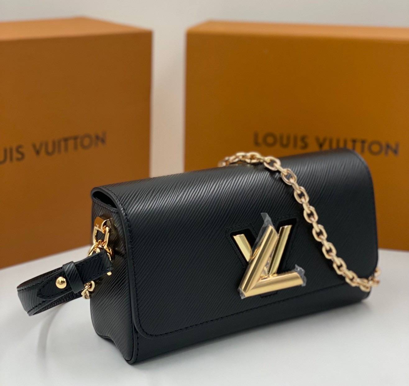 ORI หนังแท้ | LV Twist West Bag elongated shape in grained Epi leather กระเป๋าสะพาย/กระเป๋าถือ พร้อมสายโซ่ หนังลายเกรน Epi รูปทรงยาวและสง่างาม นำเสนอมุมมองใหม่สุดเท่ให้กับไอคอนของแบรนด์ ในหลากหลายเฉดสีทันสมัย