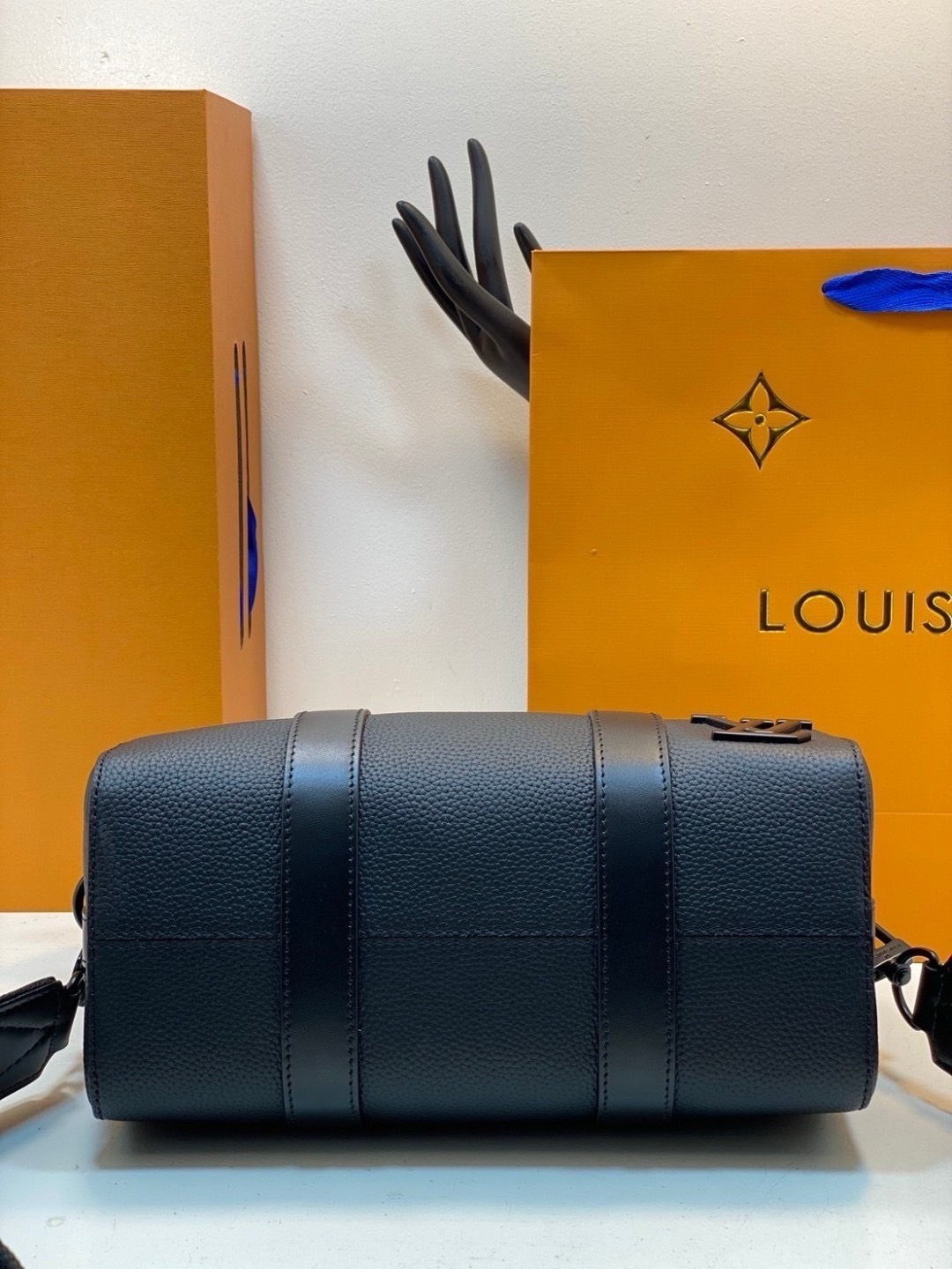 สลับแท้ LV City Keepall Bag 27cm กระเป๋าสะพายทรงหมอนสุดไอคอนิก หนังแท้ Aerogram สีดำคลาสสิก โดดเด่นด้วยโลโก้ LV โลหะสีดำสะท้อนเอกลักษณ์เรียบง่าย หรูหราร่วมสมัยอย่างลงตัว