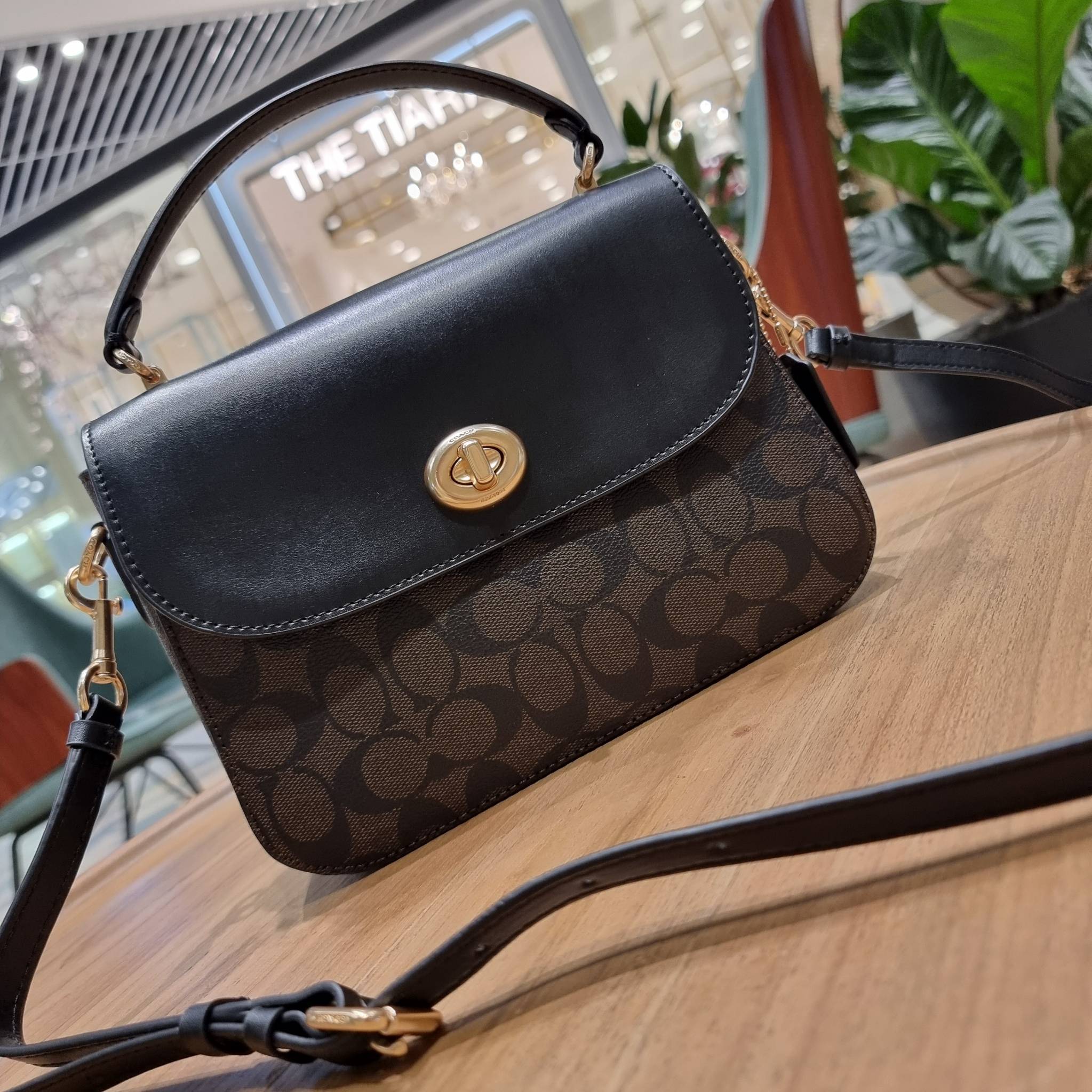 COACH C1765 MARLIE TOP HANDLE SATCHEL IN SIGNATURE CANVAS กระเป๋าถือ/สะพายข้าง มีดีไซน์ยูนีค โดดเด่น ตกแต่งโลโก้ด้านข้างอะไหล่ทอง สวยคลาสสิคด้วยวัสดุแคนวาสสลับหนังแท้ เปิด-ปิดด้วยตัวล็อคแน่นหนา ภายในเป็นช่องโล่ง ใส่ของได้ครบครัน มาพร้อมหูจับในตัวและสายสะพ