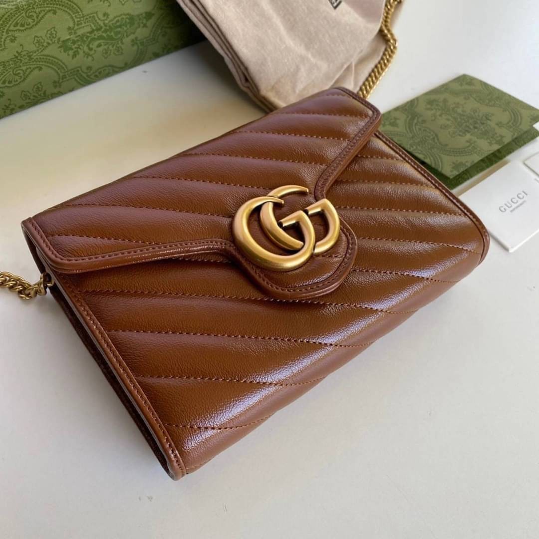 GUCCI Marmont Wallet on chain Leather / GG Marmont Chain Wallet เกรดเทพออริจินอล หนังแท้ งานสวยน่ารักมาก ใส่โทรศัพท์ได้ทุกรุ่น หนังวัวแท้นิ่มมาก ใส่การ์ด ใส่บัตร ได้เยอะมากๆ ฝ่าปิดแบบกระดุมใช้งานง่าย *กระดุมมีโลโก้ Gucci * งานสวยละเอียดยิบย่อยทุกจุด ภาพถ่