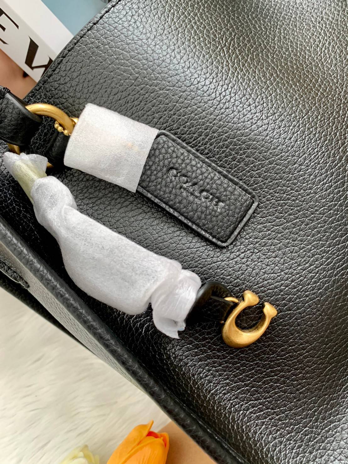 COACH C3889 TYLER CARRYALL 28 IN SIGNATURE CANVAS ((C3460//C3889)) รุ่นยอดฮิตที่สาวๆหลายคนเรียกร้อง กับกระเป๋าถือ/สะพายทรงสวย ที่มาพร้อมสายสะพายไหล่ในตัว และสายครอสบอดี้สำหรับสะพายข้าง ตัวกระเป๋าถูกแบ่งเป็นสัดส่วนสวยงาม มีช่องซิปกลางที่ใหญ่พอสมควร และยังม