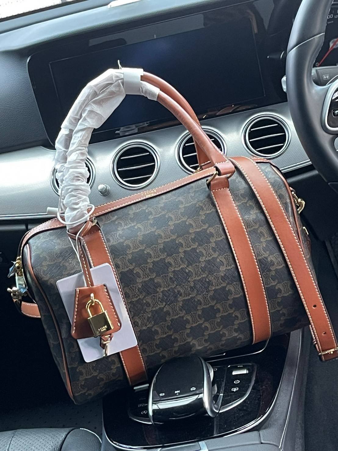 VIP 】CELINE BOSTON BAG IN TRIOMPHE CANVAS AND TAN ลวดลาย Triomphe Canvas Collection เป็นที่นิยมตลอดกาล มาในรูปแบบกระเป๋าทรงหมอนที่ได้รับความนิยมแบบทุกยุคทุกสมัย ซึ่งเป็นรูปทรงที่มีความคลาสสิก ดูดีแบบไม่มีตกยุค มาพร้อมขนาดที่ง่ายต่อการพกพา จัดเก็บหรือหยิบข
