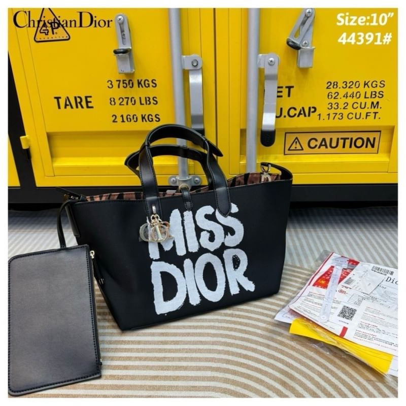 Dior Toujours Tote Bag Graffiti Printed กระเป๋าทรงโท้ทรุ่นใหม่สุดฮิต พร้อมใบเล็ก ดีไซน์ใหม่ล่าสุด ที่มีทั้งความละมุนและหรูหราในตัว ใช้งานง่าย ด้านในกระเป๋ากว้างมาก จุของได้สบายๆ