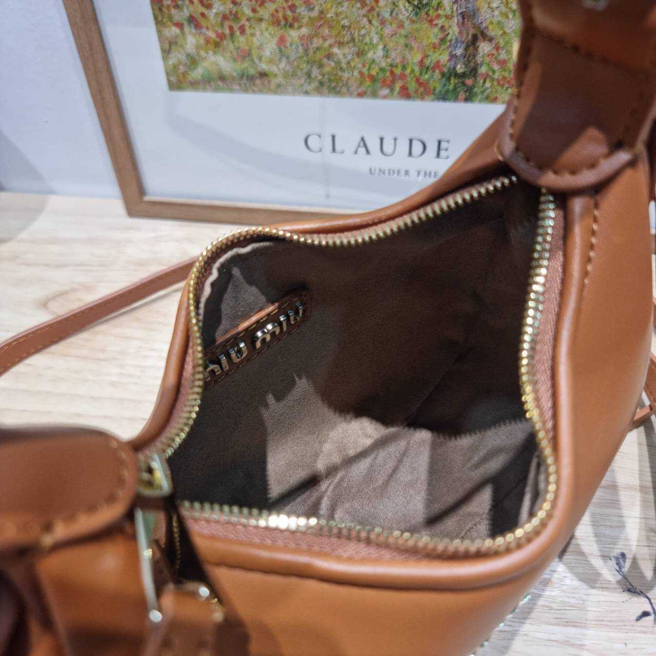 MIU MIU ZIP LEATHER TOP HANDLE BAG กระเป๋าสะพายไหล่/สะพายข้าง ทรงเก๋ ใช้งานง่าย เรียบหรูดูลัคชูสุดๆ