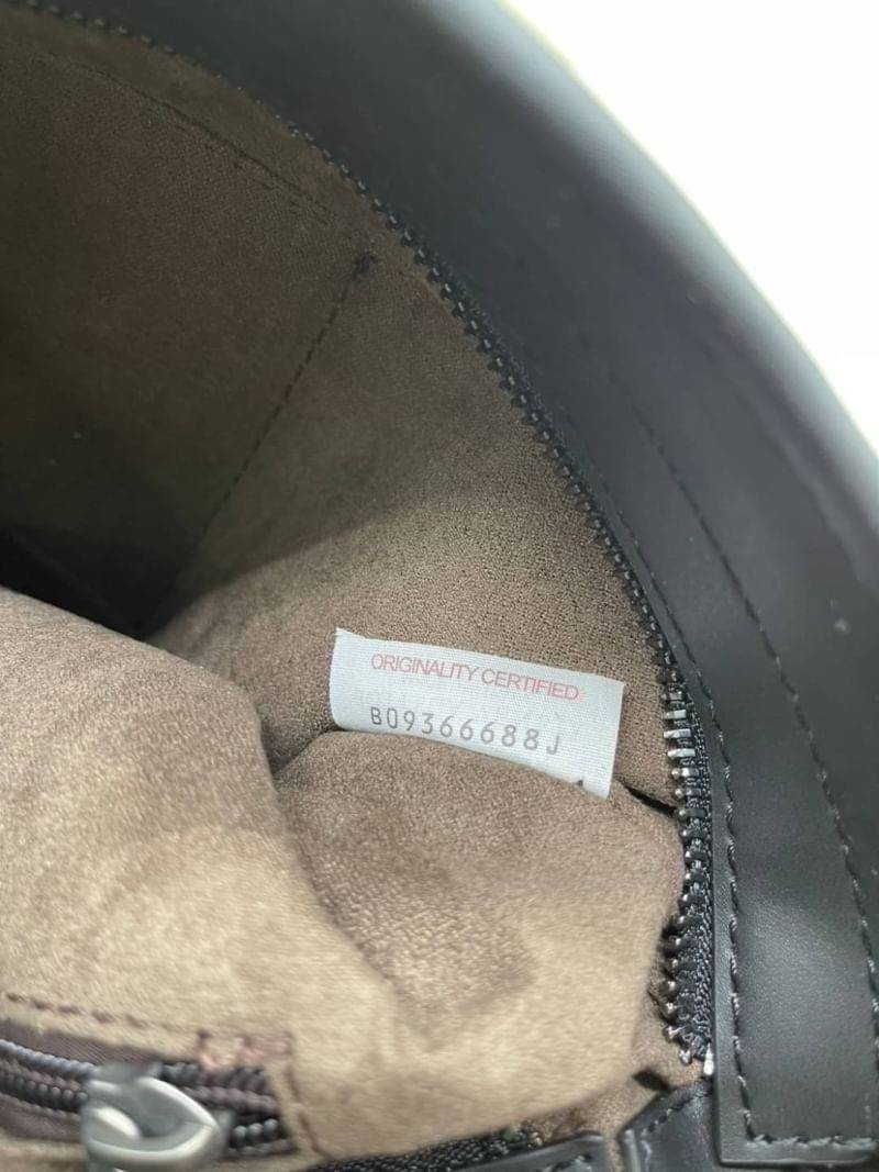 BOTTEGA VENETA Messenger Bag กระเป๋าสะพายทรงแมสเซนเจอร์ ดีไซส์สานเป็นเอกลักษณ์ของแบรนด์ รุ่นตามหาที่หนุ่มๆ ควรมี ดีไซส์เรียบหรู คลาสสิก ใช้งานง่าย everyday look จะซื้อใช้เองหรือเป็นของฝากก็เหมาะมากๆ ค่ะ