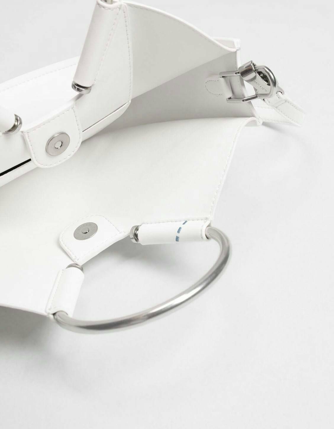 CHARLES & KEITH รุ่น U SHAPE TOP HANDLE BAG CK2-30780786_WHITE ราคาปกติช้อป ( ฿2,590.00 ) กระเป๋าทรงโค้งรูปตัว U วัสดุหนัง PU ลงแพทเทิร์นลวดลาย เส้นด้ายปักแต่งสีสัน บนตัวกระเป๋า เพิ่มความสวยสะดุดตา รับประกันความเก๋!! จะทำให้คุณโดดเด่นไม่เหมือนใคร หูกระเป๋